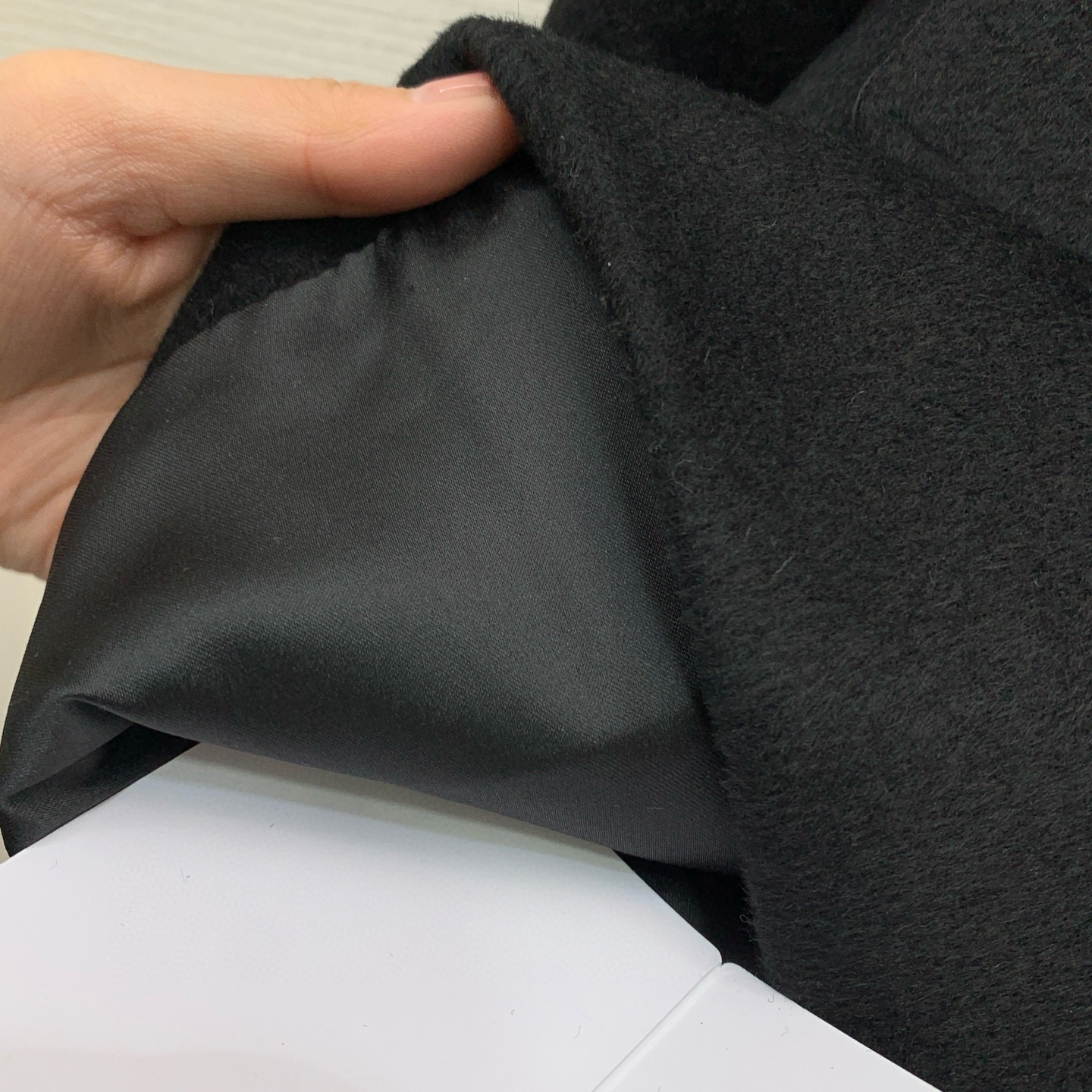 Пальто укороченное женское в стиле Schiaparelli  из шерсти с золотыми пуговицами чёрного цвета