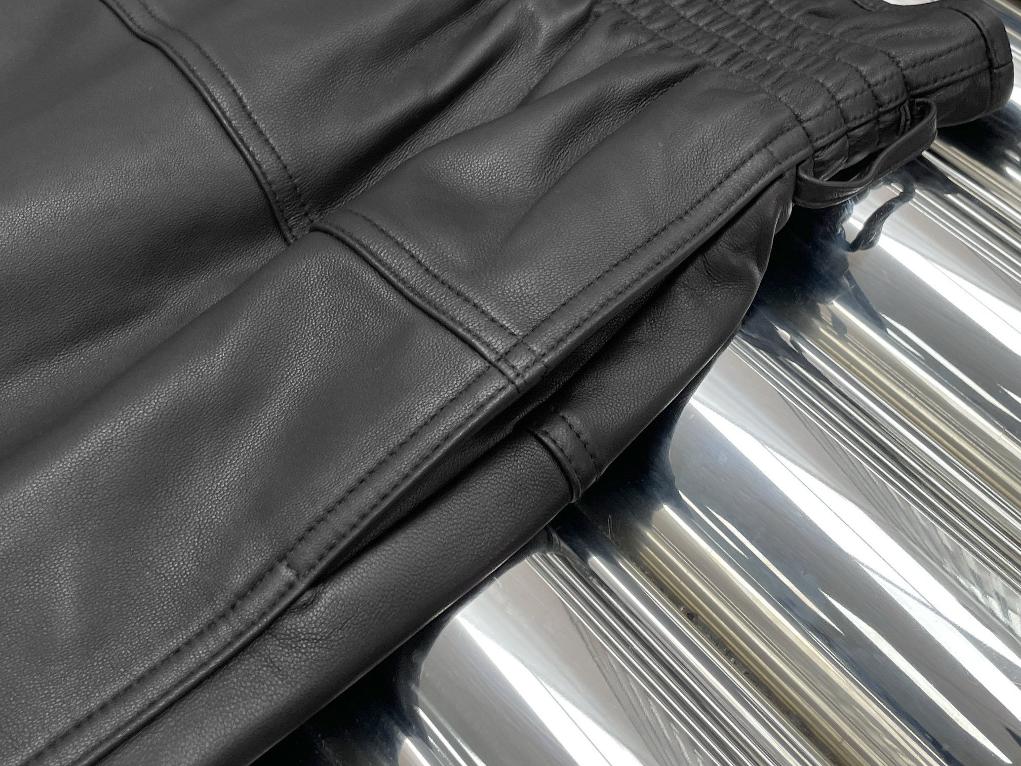 Юбка женская Saint Laurent Paperbag Pencil Skirt кожи ягнёнка чёрного цвета с эластичным поясом