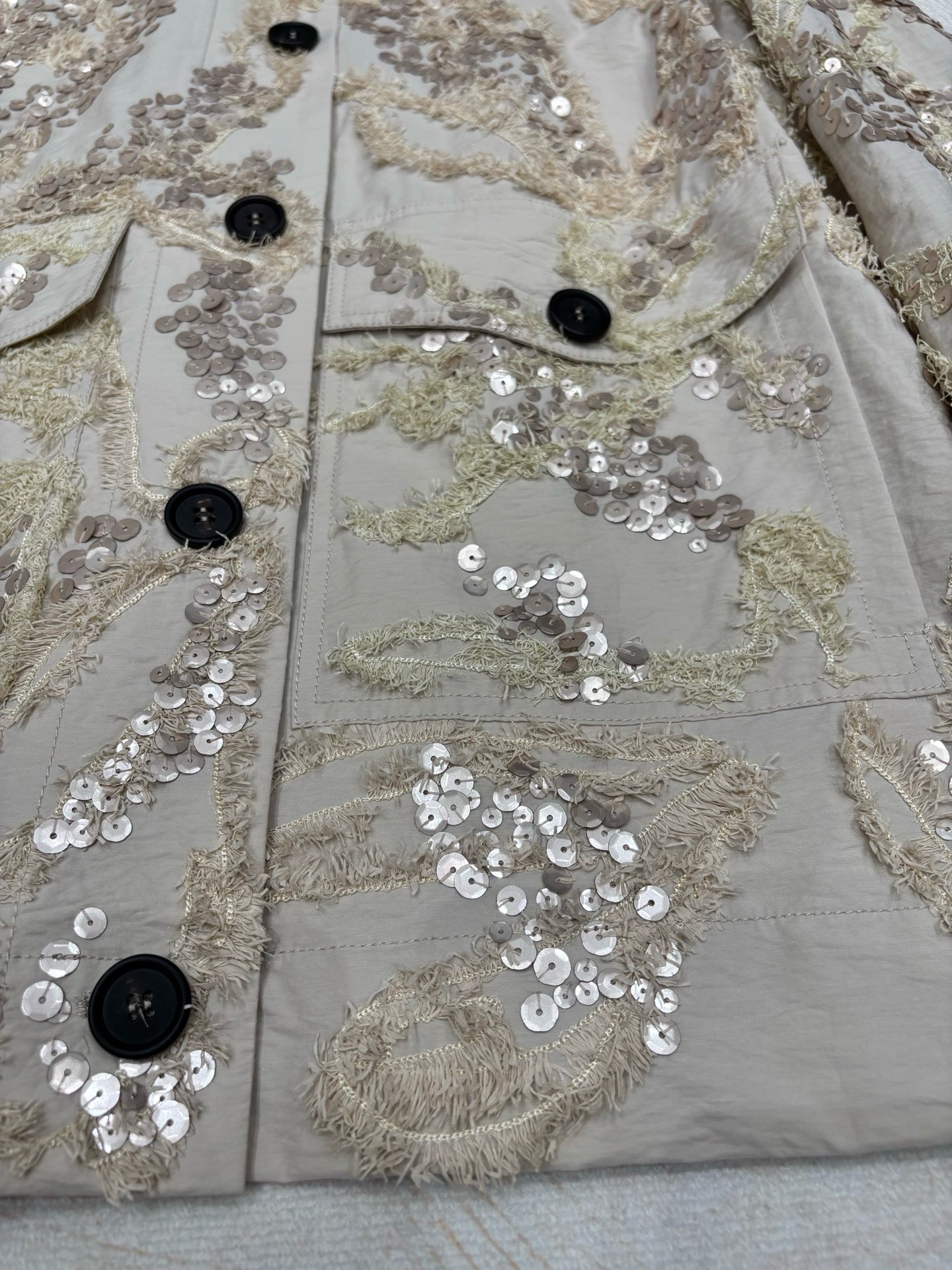 Куртка женская Brunello Cucinelli Dazzling Seabed Embroidery из хлопковой ткани светло-бежевого цвета 