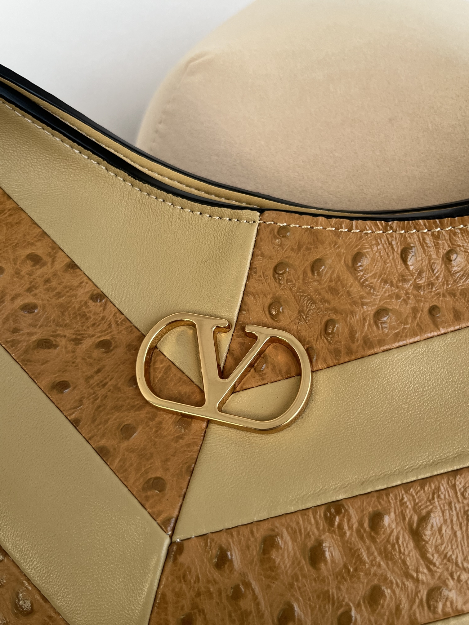 Сумка женская в стиле Valentino Garavani Hoboho Hobo бежево-карамельного с фактурной отделкой(35 cм)