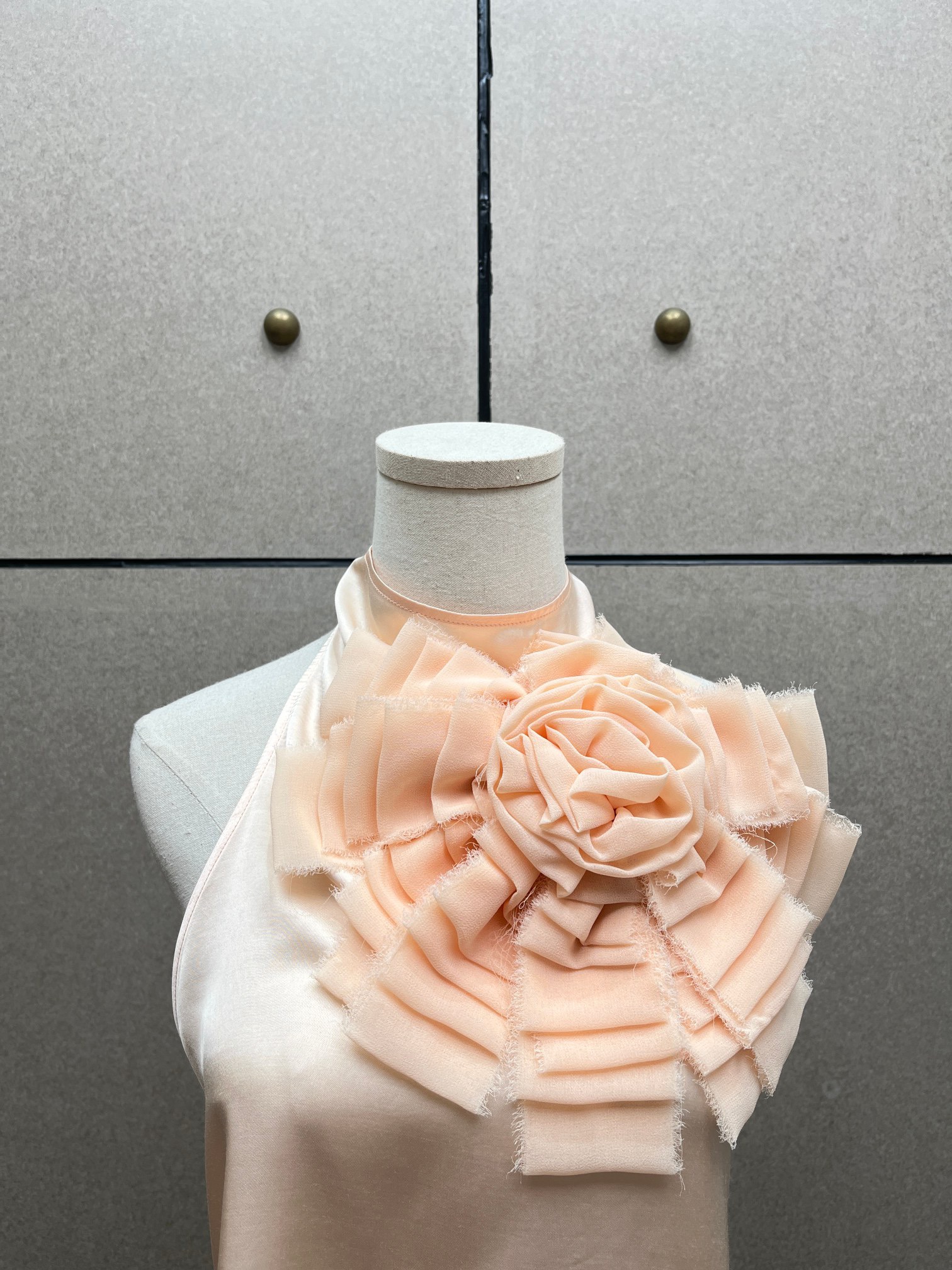 Комплект женский из вискозного текстиля персикового цвета: топ с декоративным цветком и юбка миди с кружевной отделкой