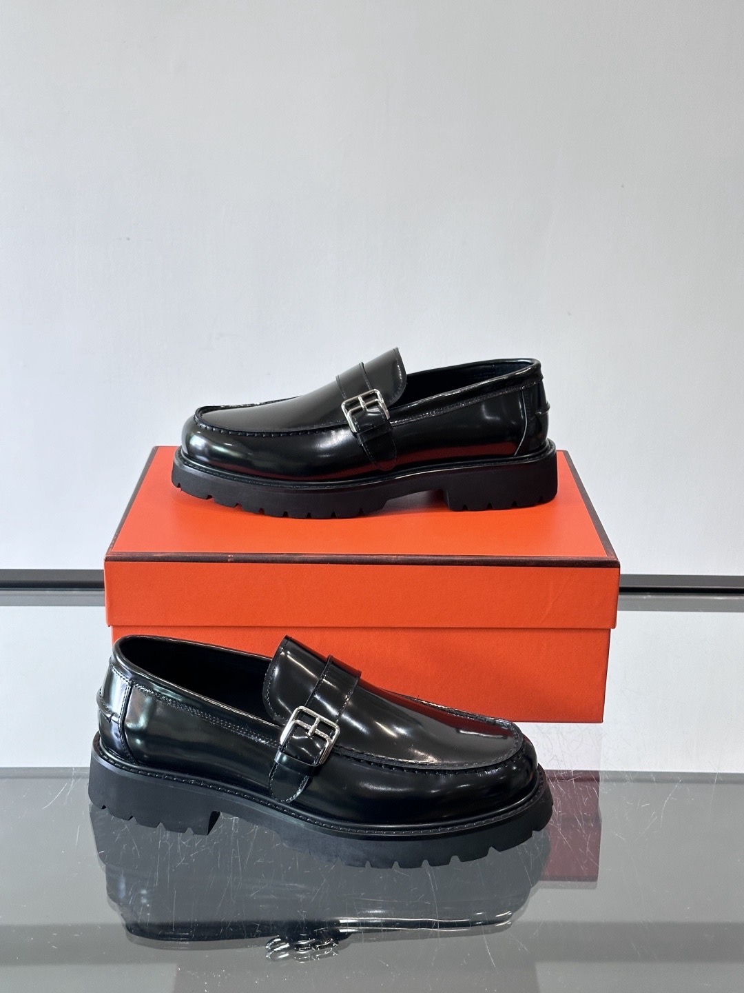 Лоферы мужские в стиле Hermes из лакированной кожи черного цвета