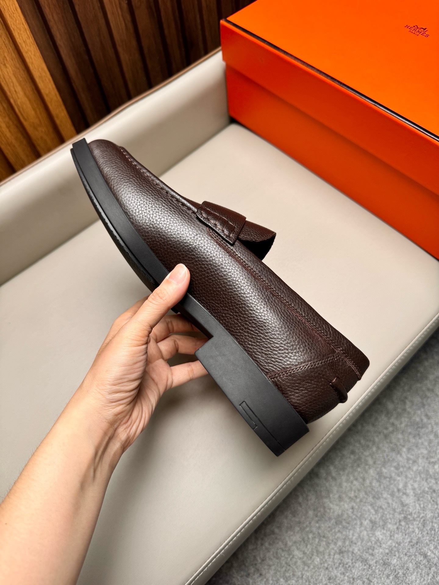 Лоферы мужские в стиле Hermes из натуральной кожи коричневого цвета