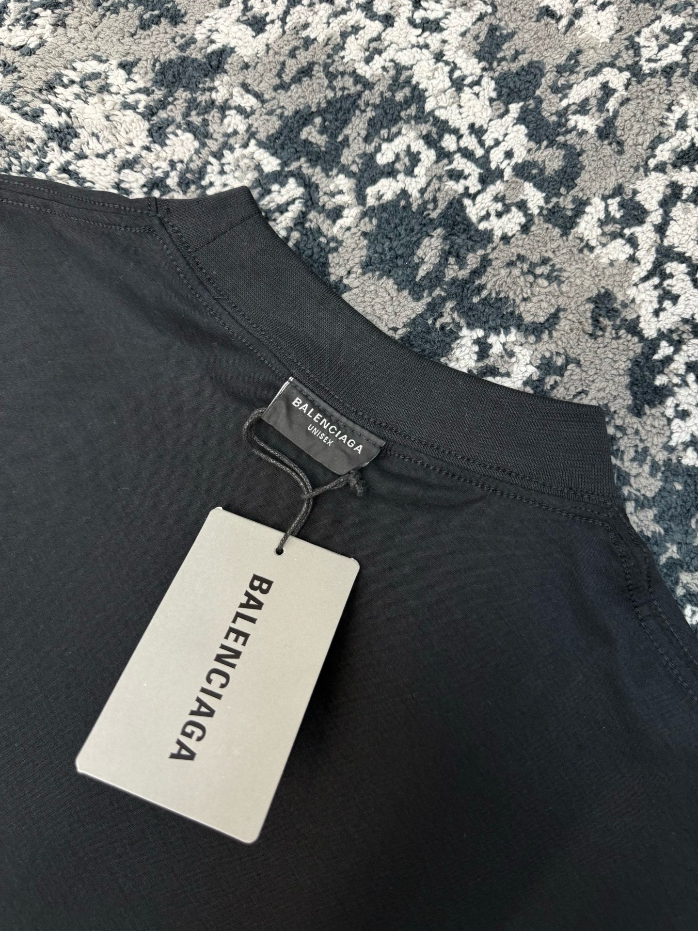 Футболка мужская Balenciaga двусторонняя  чёрного цвета с контрастным логотипом