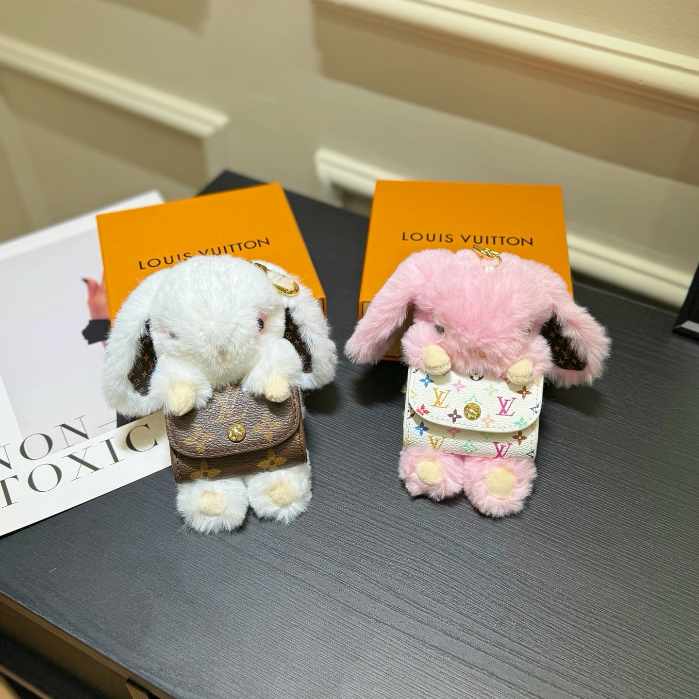 Брелок женский Louis Vuitton LV Cute Bunny розового цвета