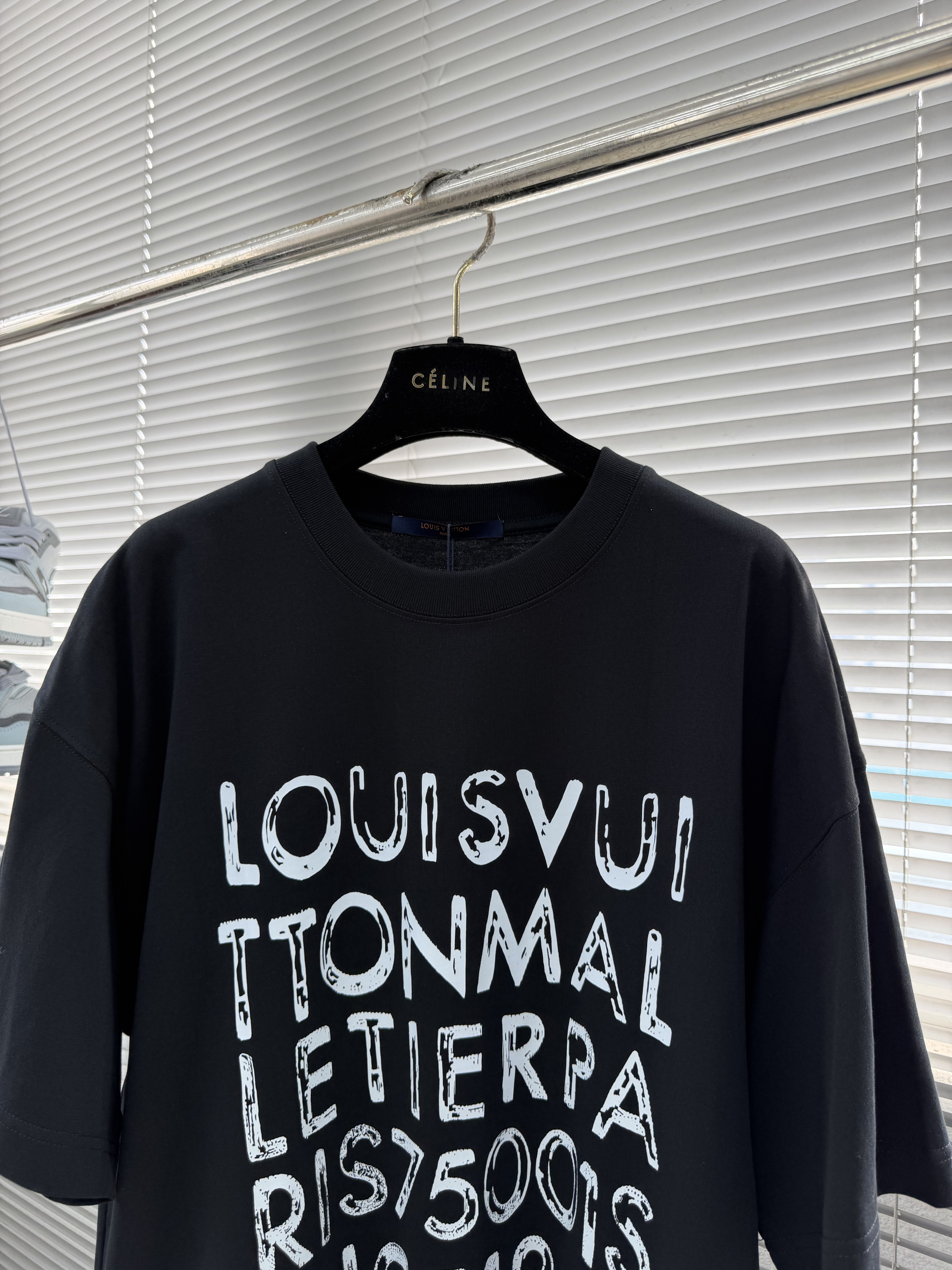 Футболка мужская в стиле Louis Vuitton 1854 из хлопка чёрного цвета с принтом логотипа