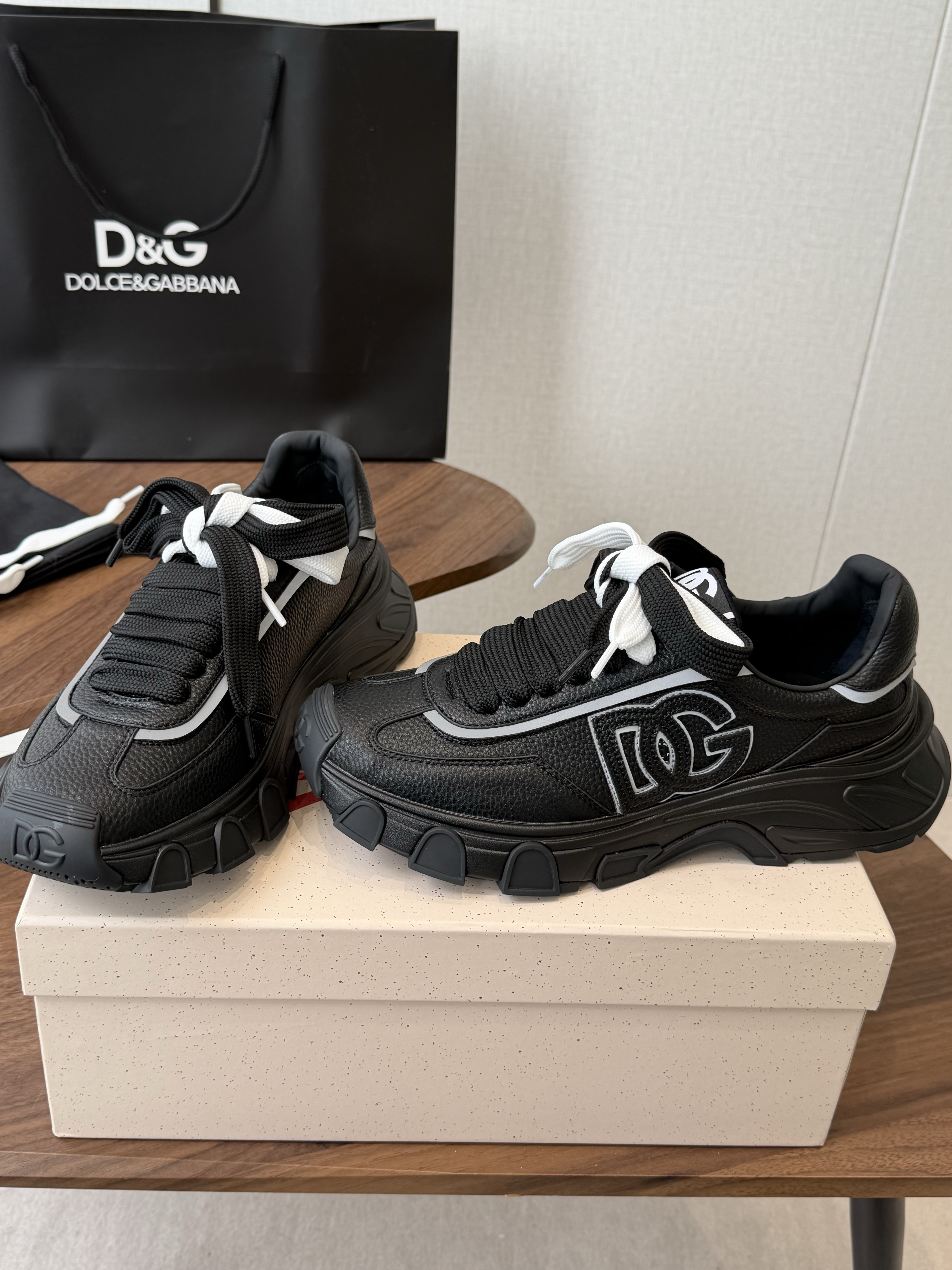 Кроссовки в стиле Dolce & Gabbana чёрного цвета