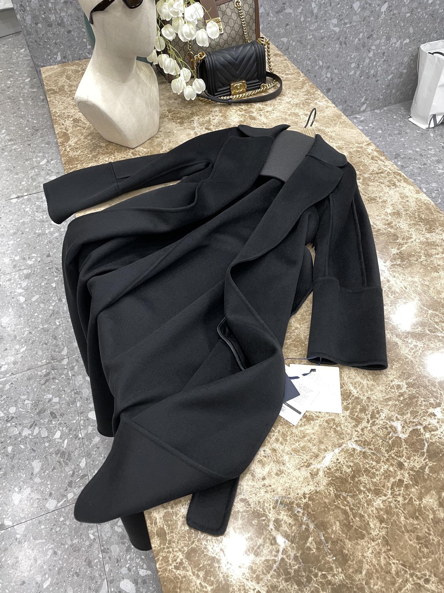 Пальто женское в стиле Max Mara Elisa чёрного цвета с поясом