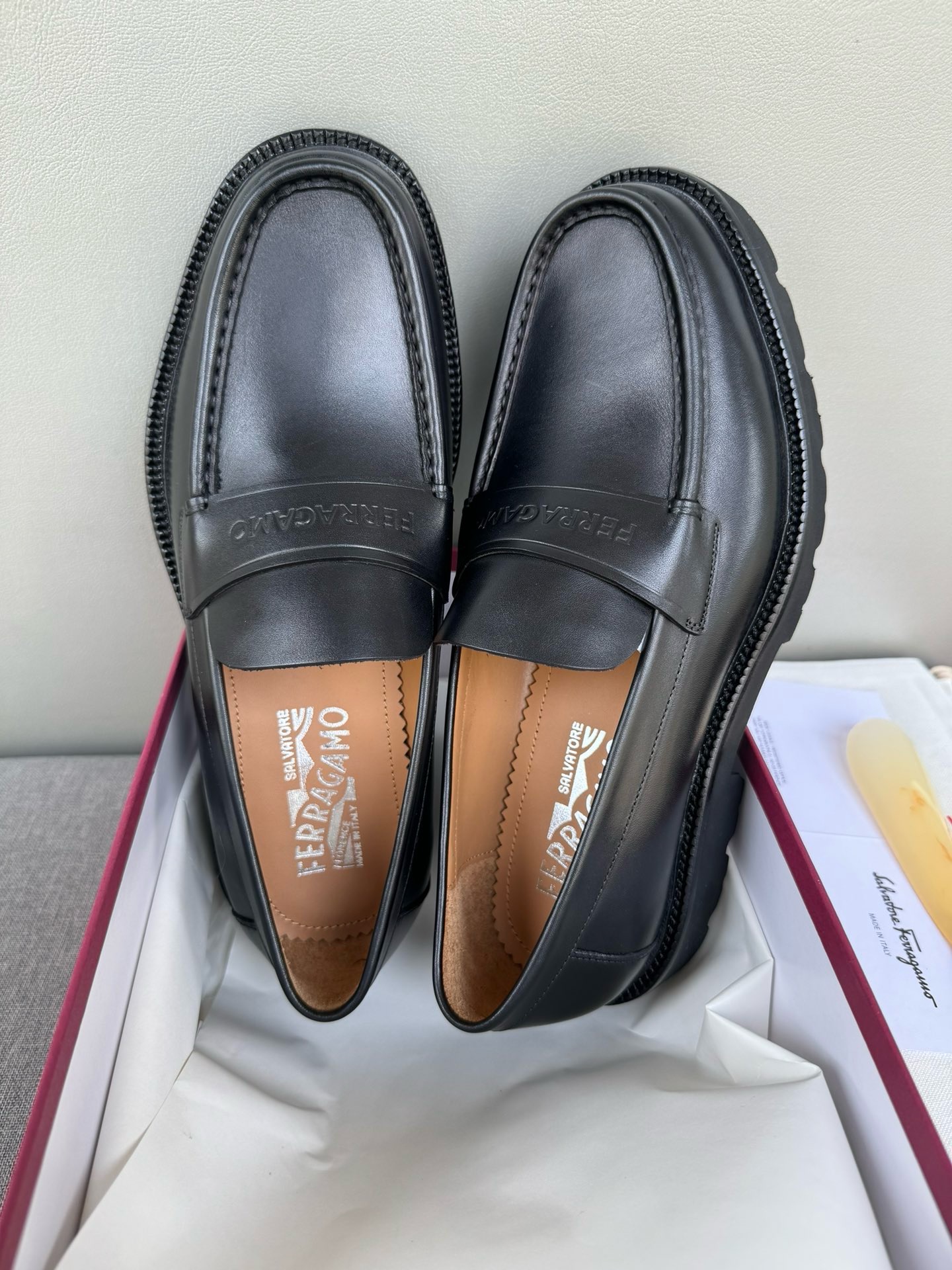 Лоферы мужские в стиле Salvatore Ferragamo из натуральной кожи черного цвета