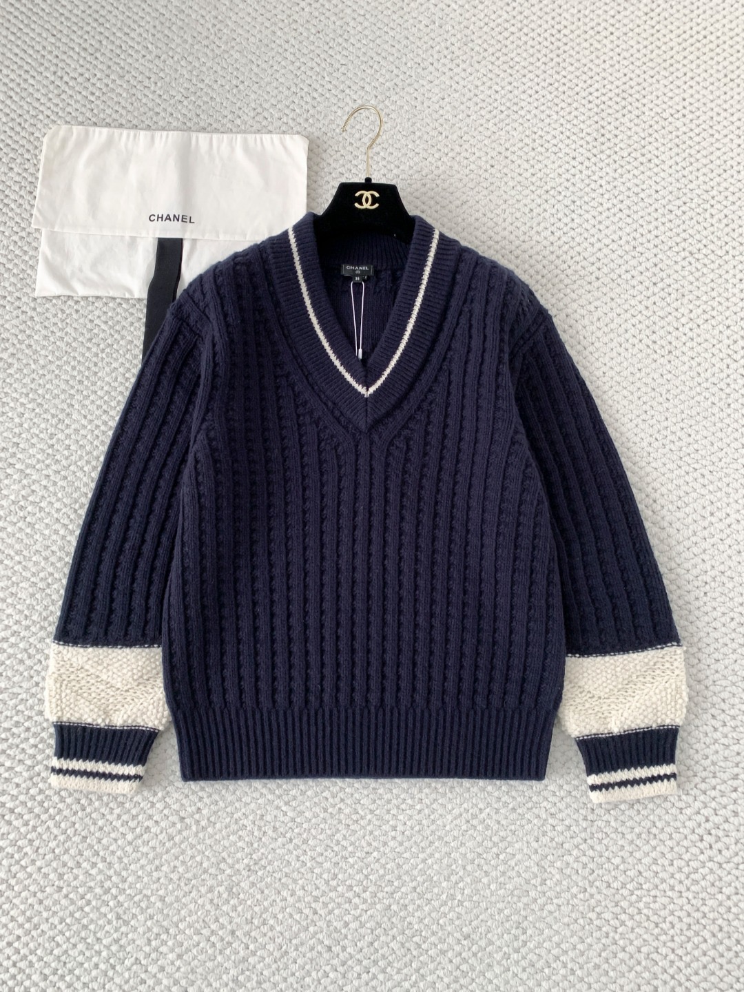 Свитер женский в стиле Chanel с V-образным вырезом синего цвета