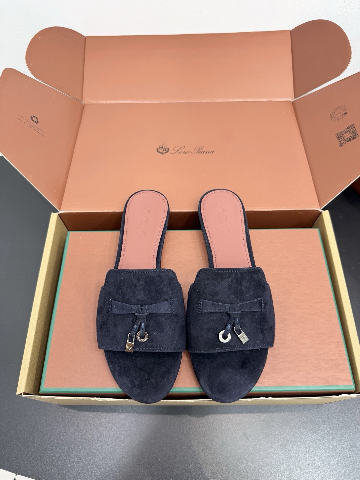 Шлепанцы женские в стиле Loro Piana My Charms темно-синего цвета
