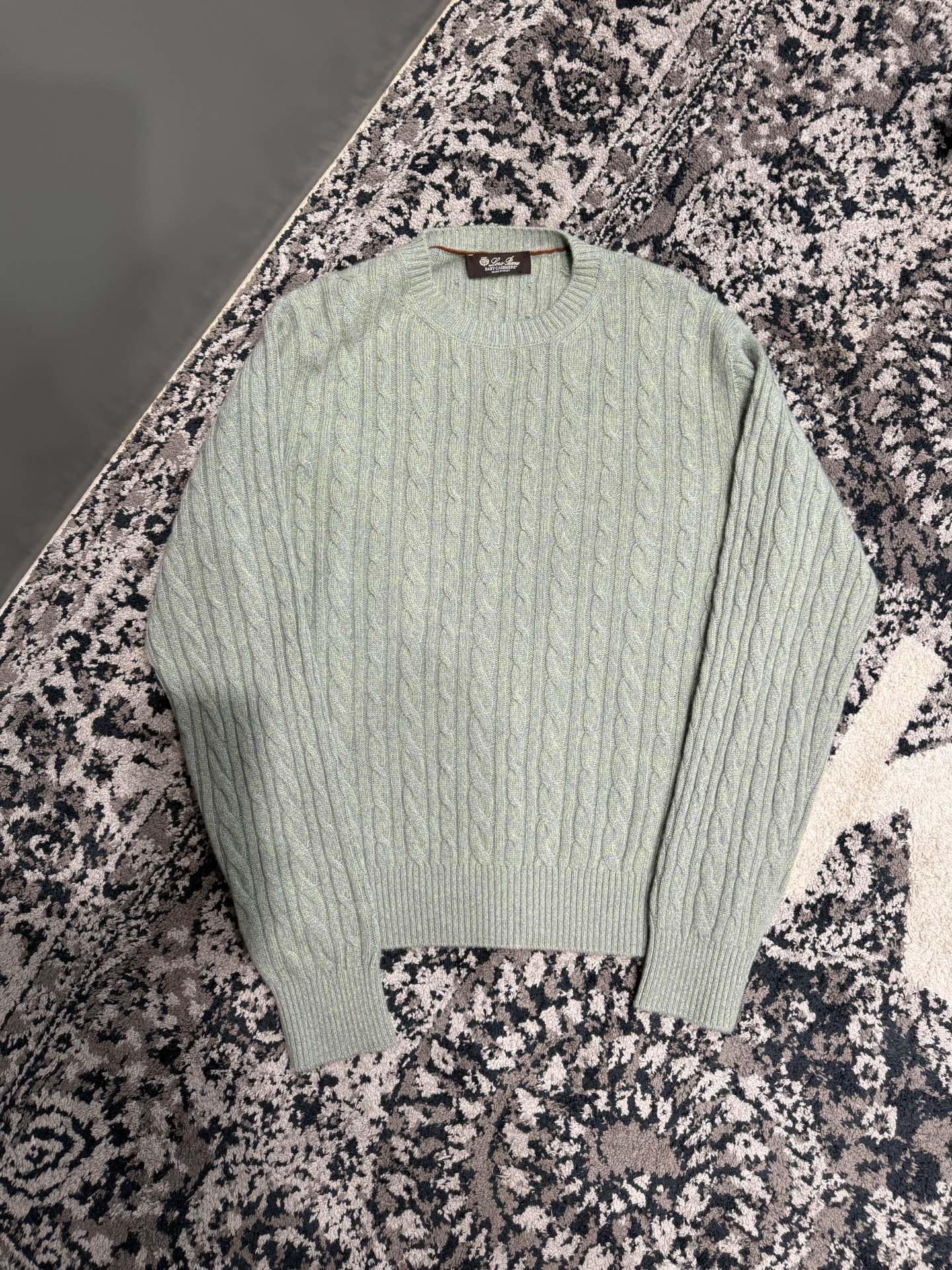 Свитер мужской в стиле Loro Piana Treccia из 100% шерсти молочного цвета