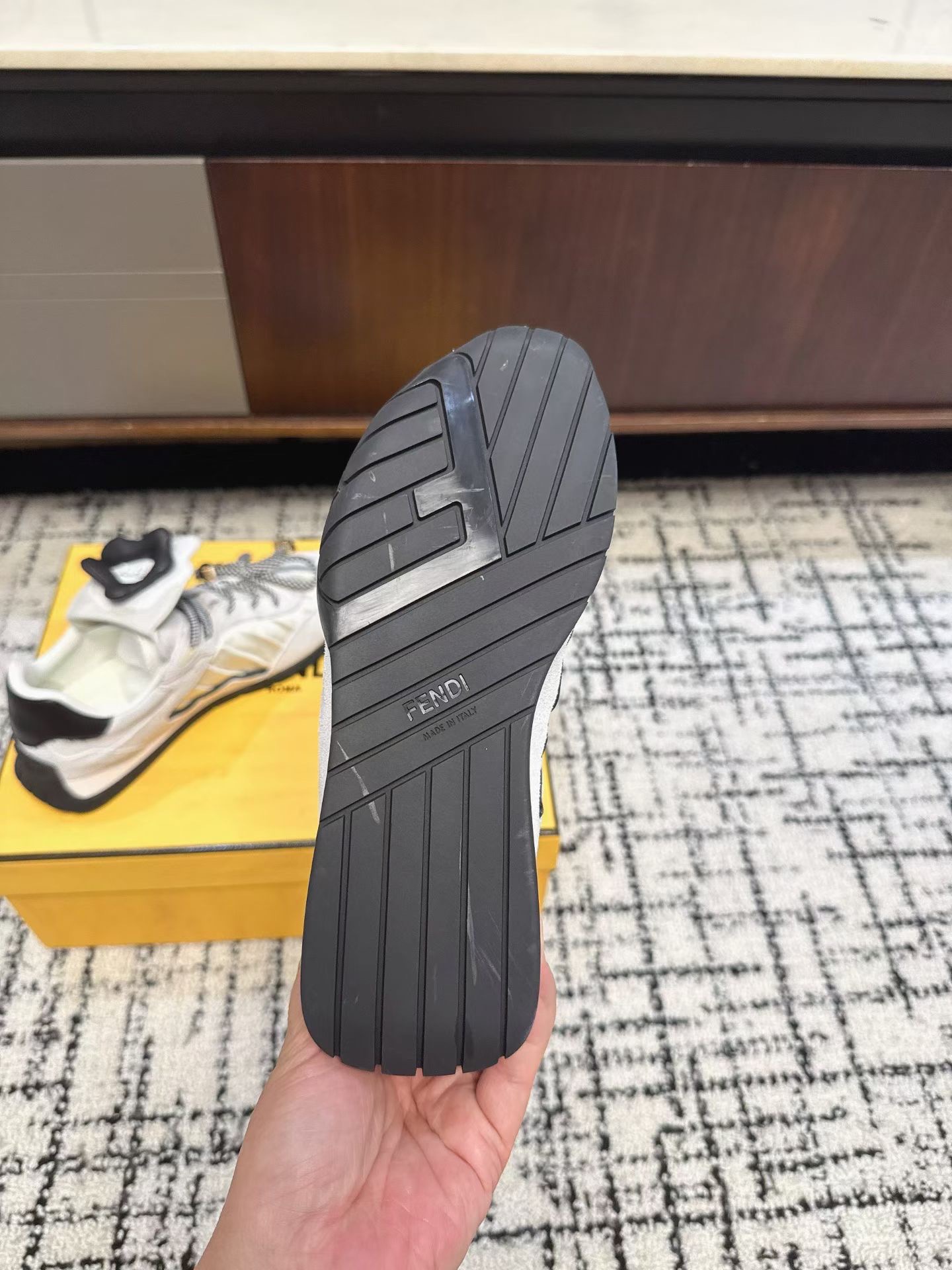 Кроссовки женские в стиле Fendi Delfina светло-серого цвета