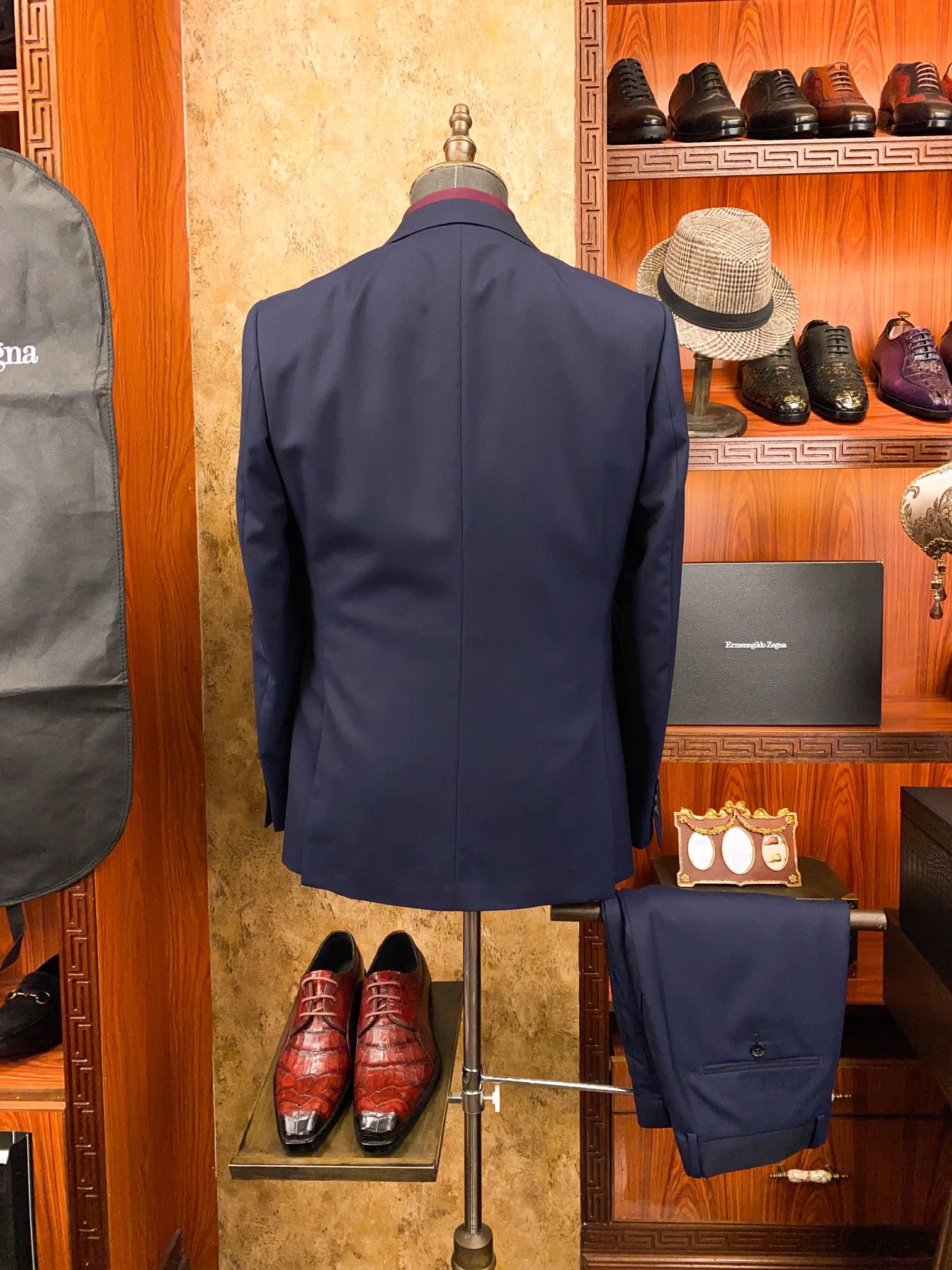 Костюм мужской в стиле Zegna из шерсти тёмно-синего цвета с классическим силуэтом