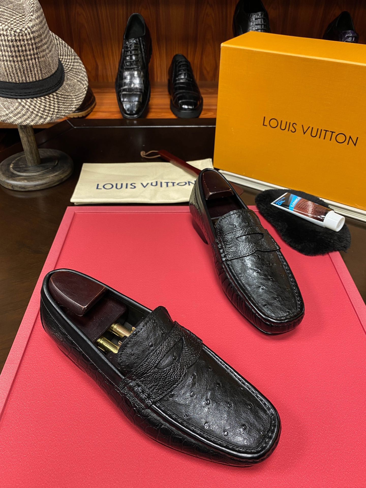 Лоферы мужские в стиле Louis Vuitton из кожи крокодила и натуральной кожи черного цвета