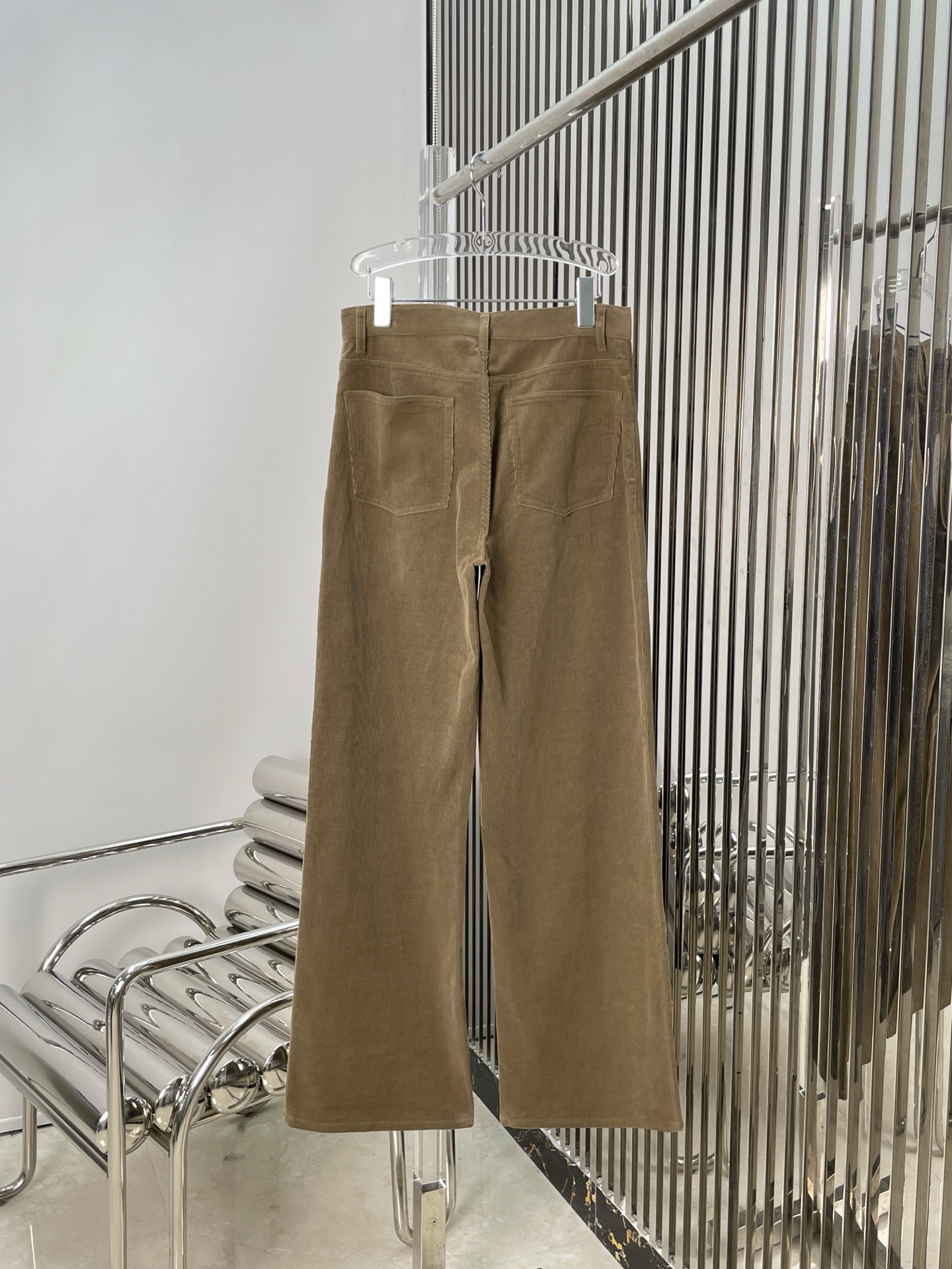 Брюки женские в стиле The Row песочного цвета с прямым кроем