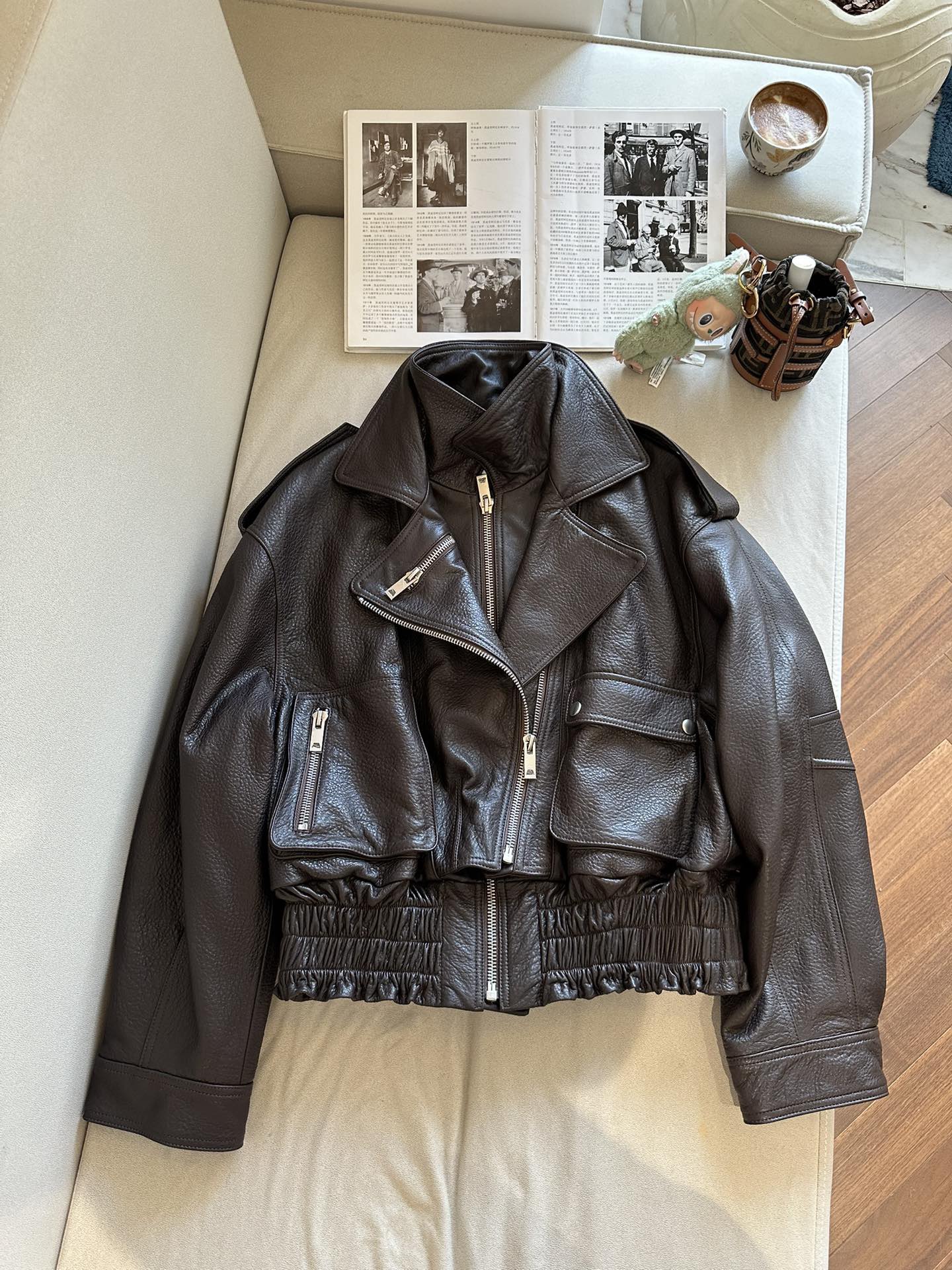 Куртка женская в стиле Alaïa из натуральной кожи тёмно-коричневого цвета укороченная с акцентным поясом