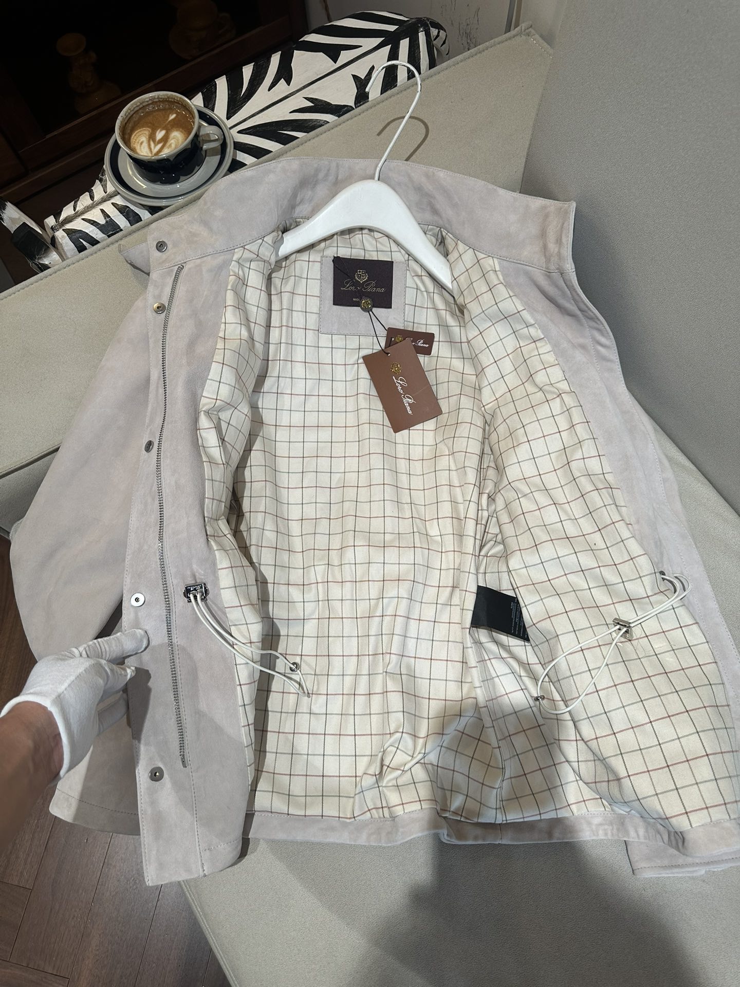 Куртка женская в стиле Loro Piana из натуральной замши светло-бежевого цвета с поясом