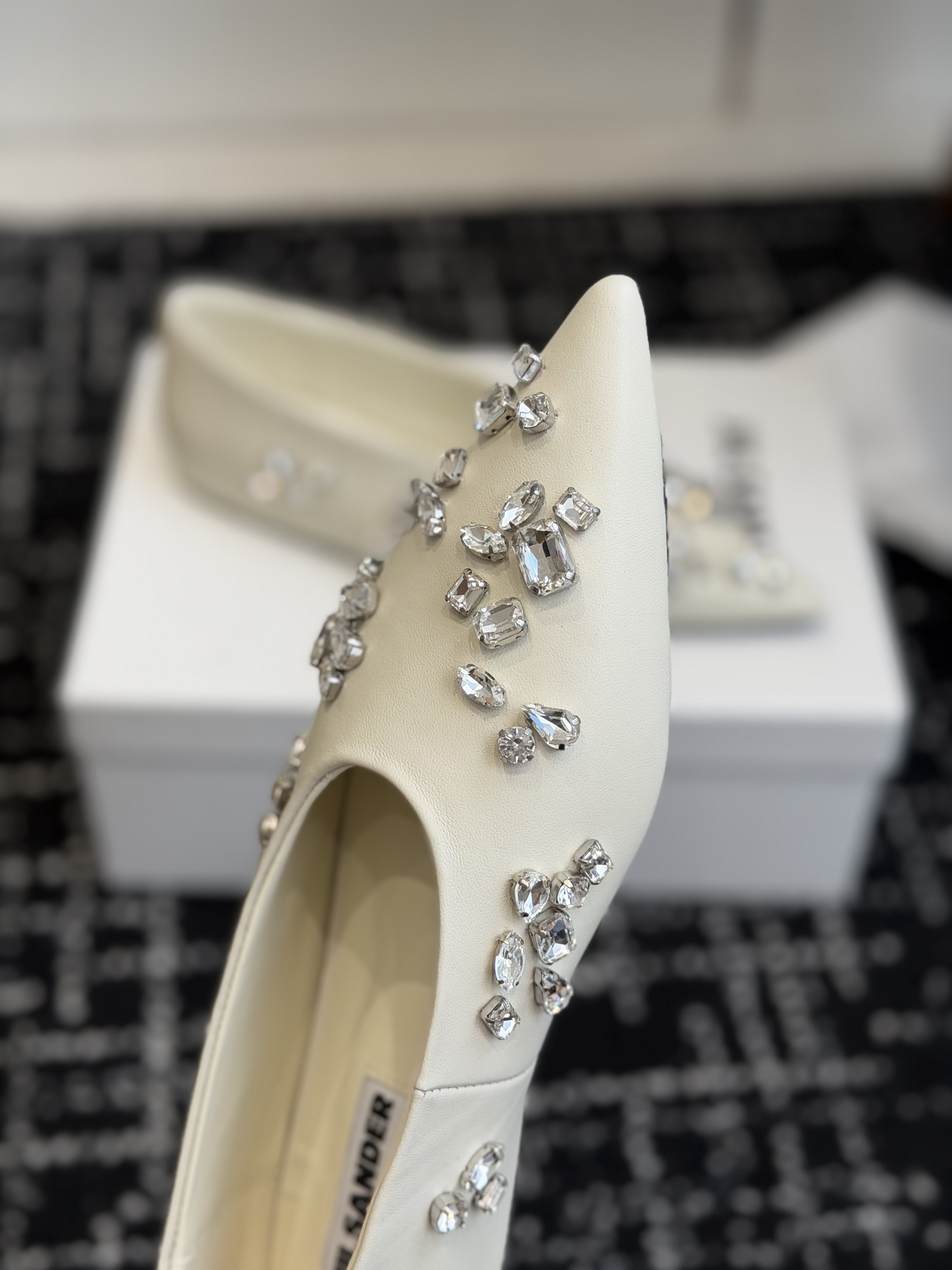 Балетки женские в стиле Jil Sander с кристаллами молочного цвета