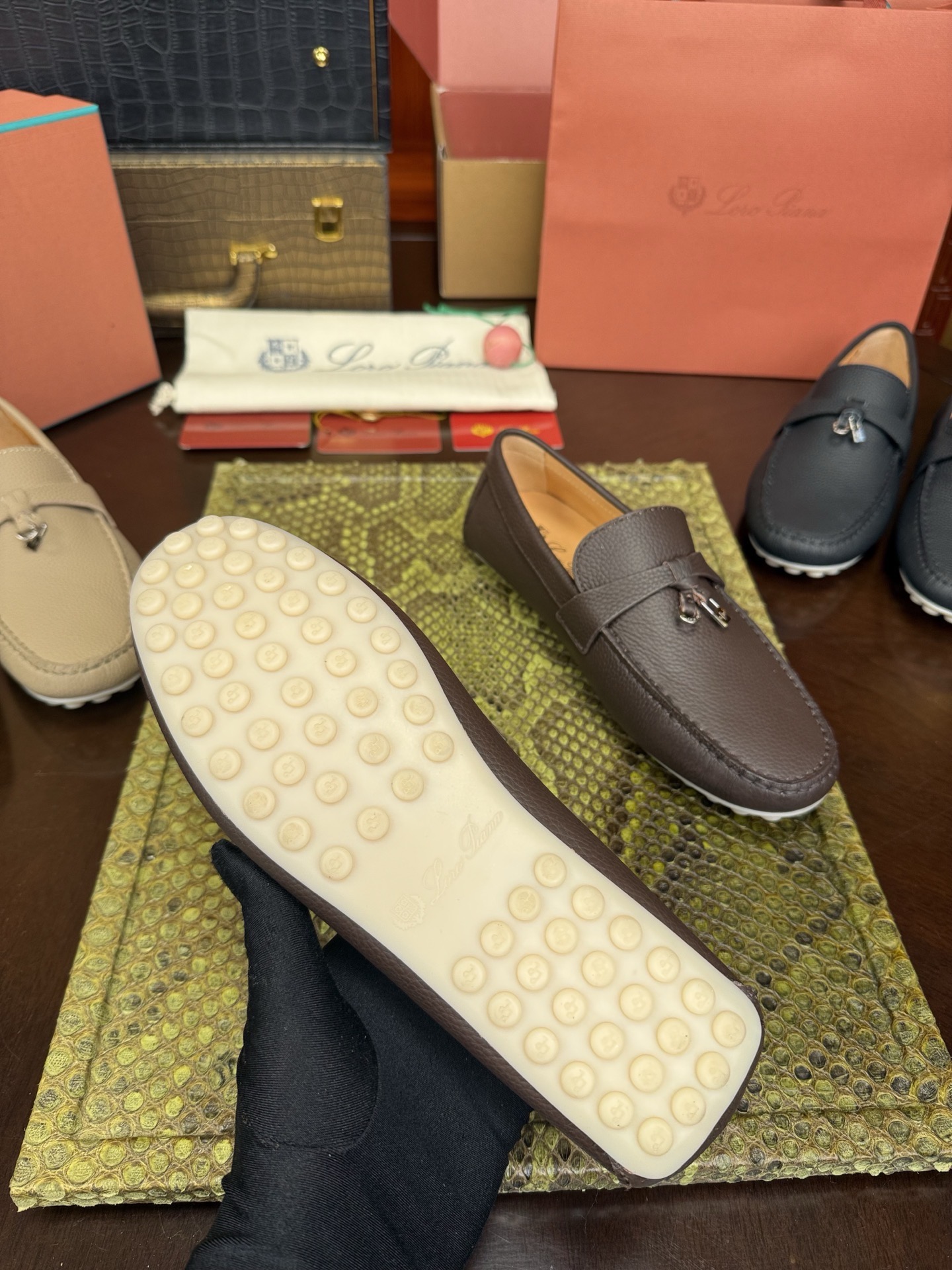 Мокасины мужские Loro Piana из натуральной кожи коричневого цвета