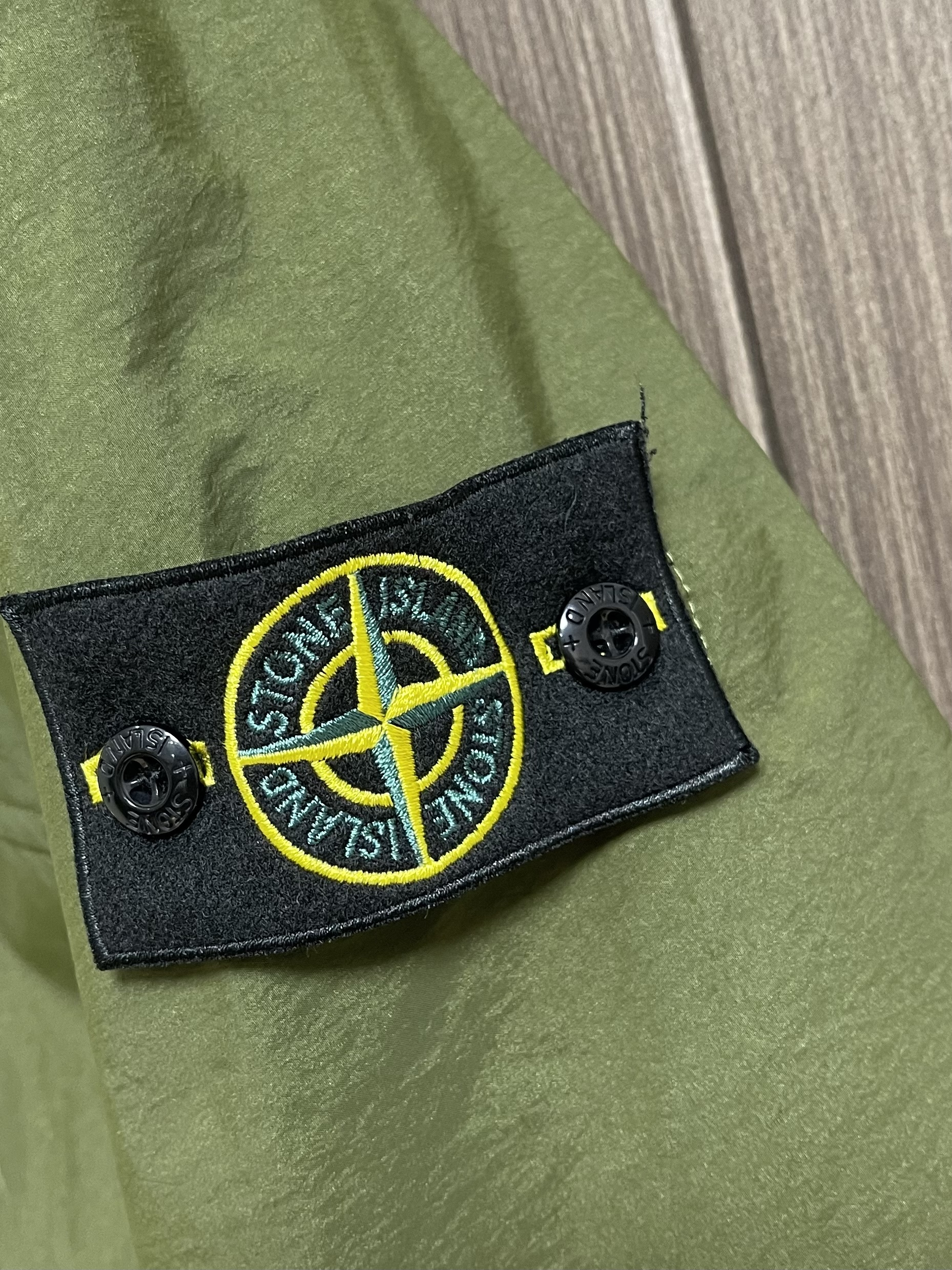 Куртка мужская в стиле Stone Island с капюшоном зелёного цвета