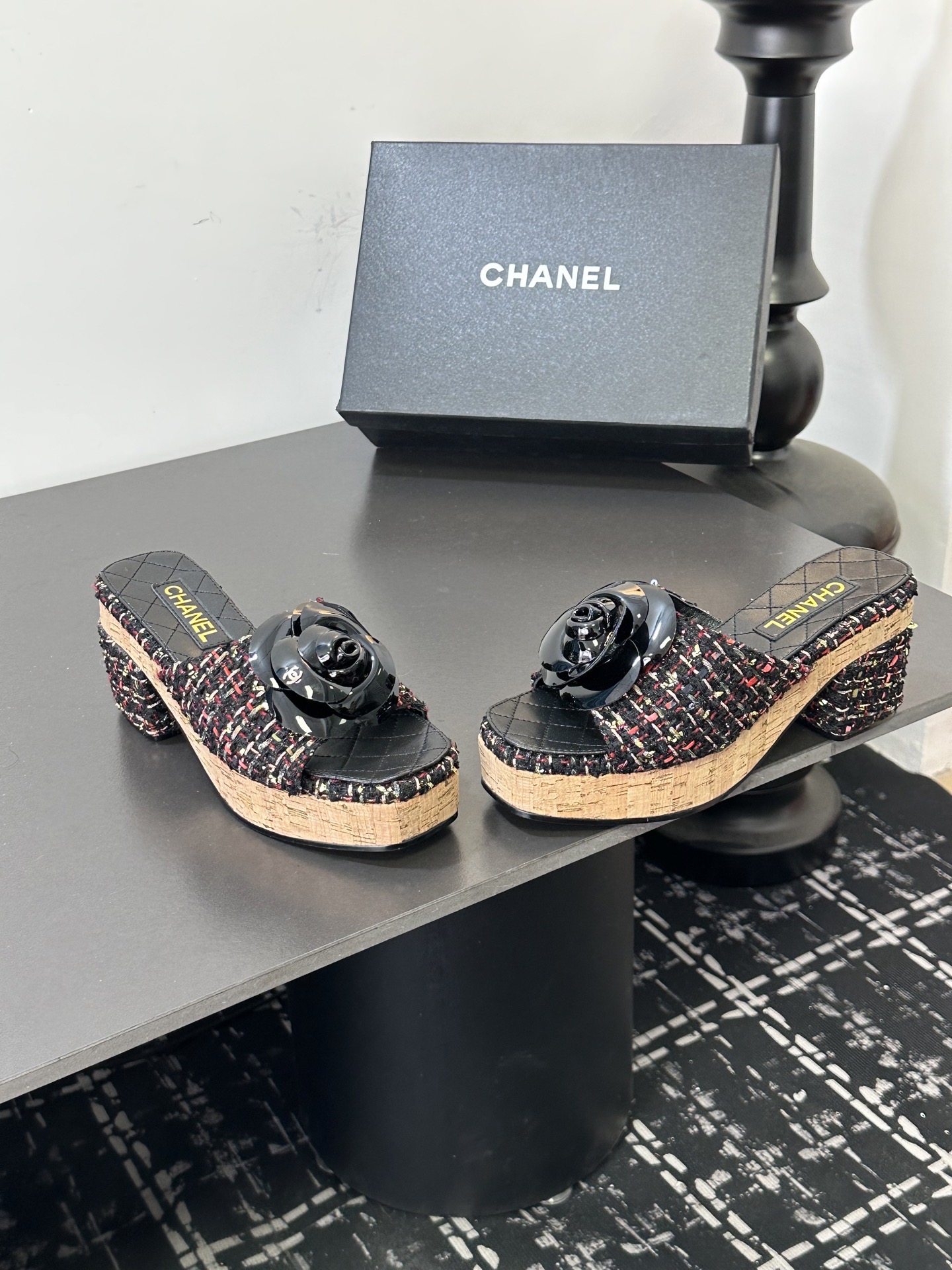 Мюли женские в стиле Chanel с цветком камелии чёрного цвета