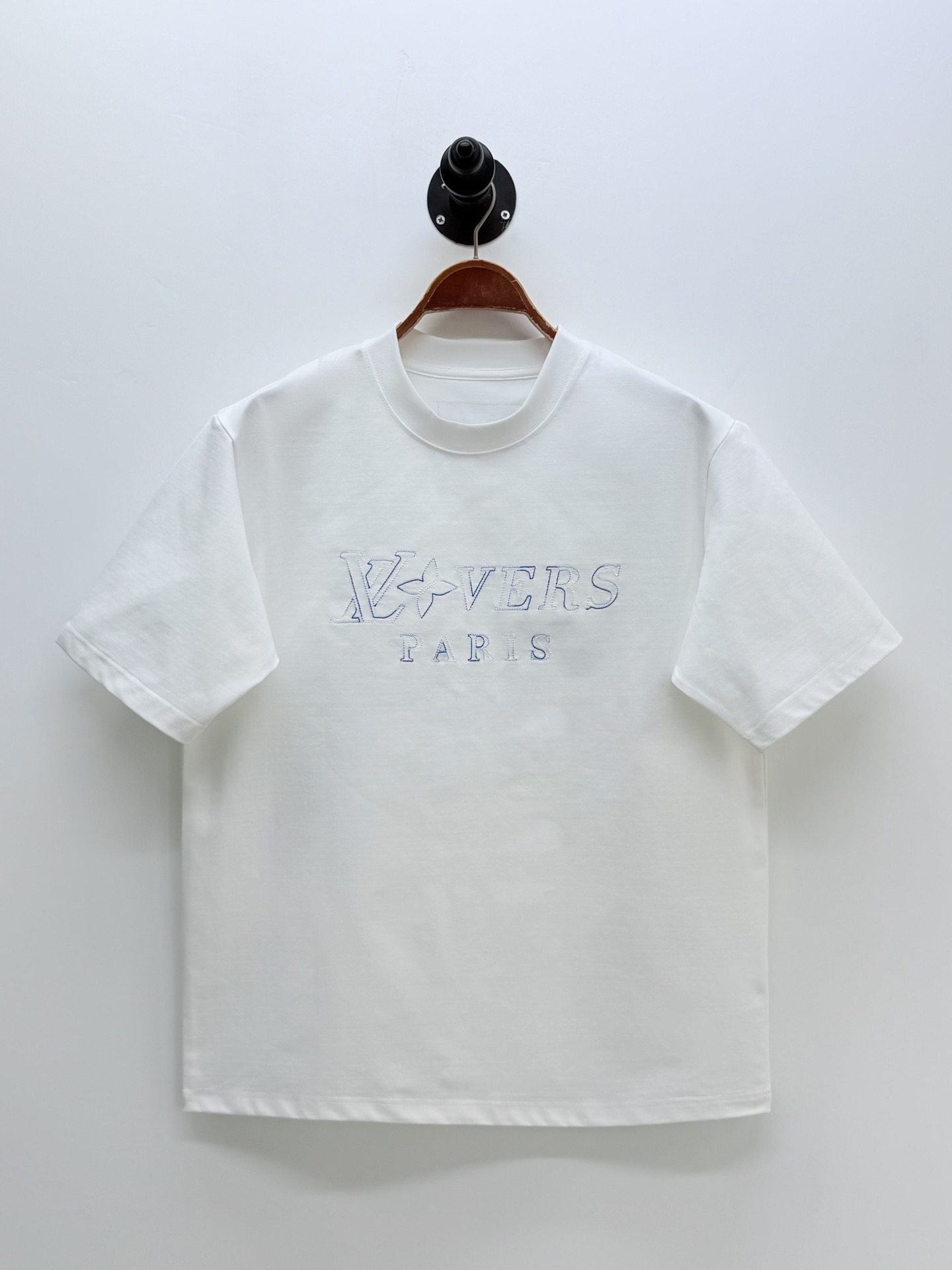 Футболка мужская в стиле Louis Vuitton из хлопка белого цвета с вышивкой логотипа