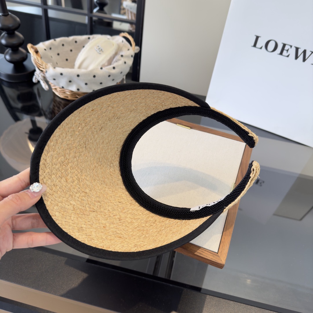 Козырёк женский в стиле Loewe бежевого цвета