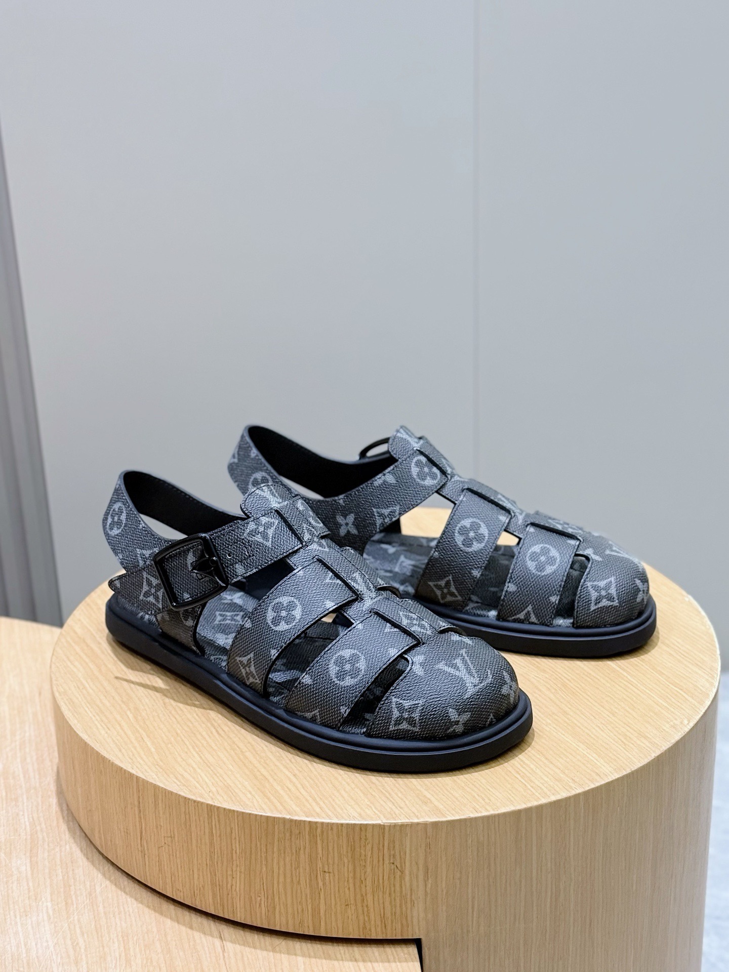 Сандалии мужские в стиле Louis Vuitton с монограммой серого цвета