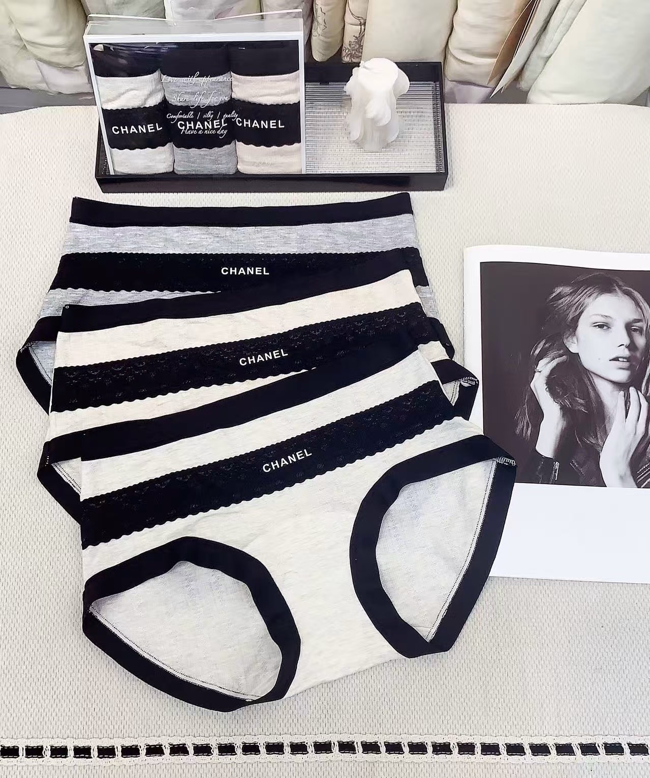 Трусы женские Chanel из хлопка и эластана с кружевной отделкой (набор 3 шт.)