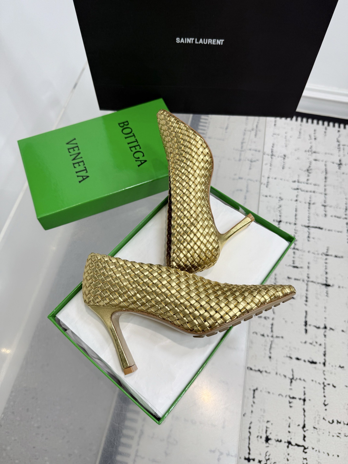 Туфли женские в стиле Bottega Veneta Sofia золотого цвета