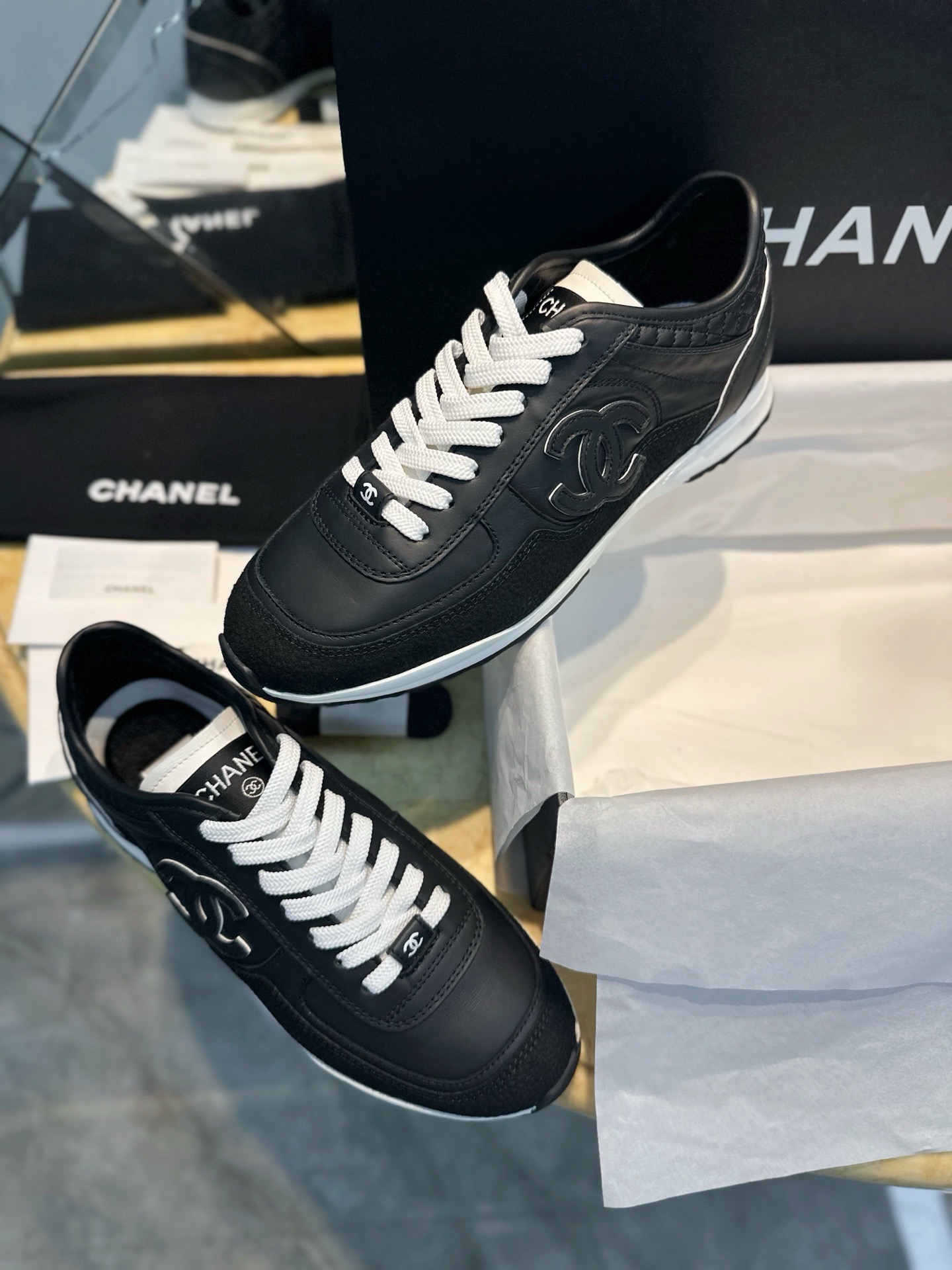 Кроссовки Chanel черного цвета с белыми вставками
