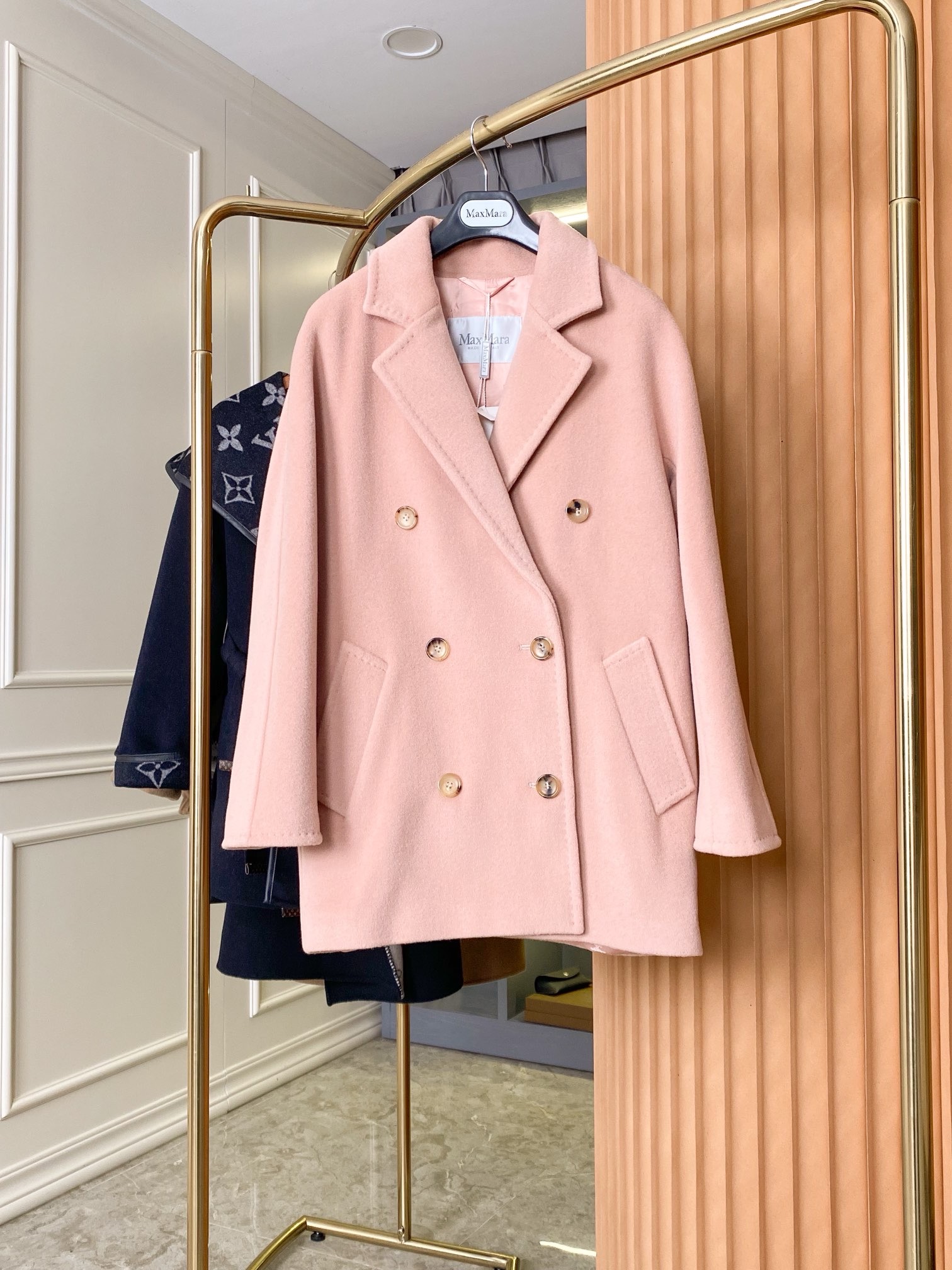 Пальто женское Max Mara Short 101801 Icon Coat пудрово-розового цвета