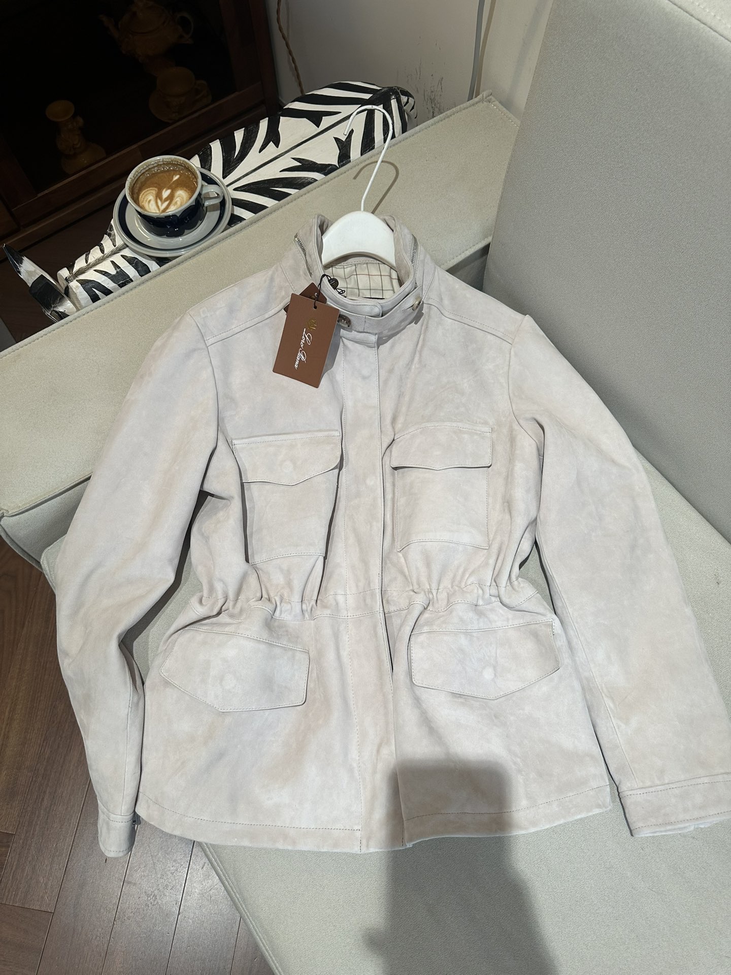 Куртка женская в стиле Loro Piana из натуральной замши светло-бежевого цвета с поясом