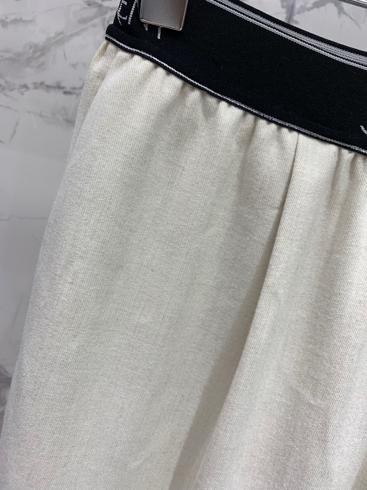 Брюки женские в стиле Saint Laurent молочного цвета с логотипом на поясе