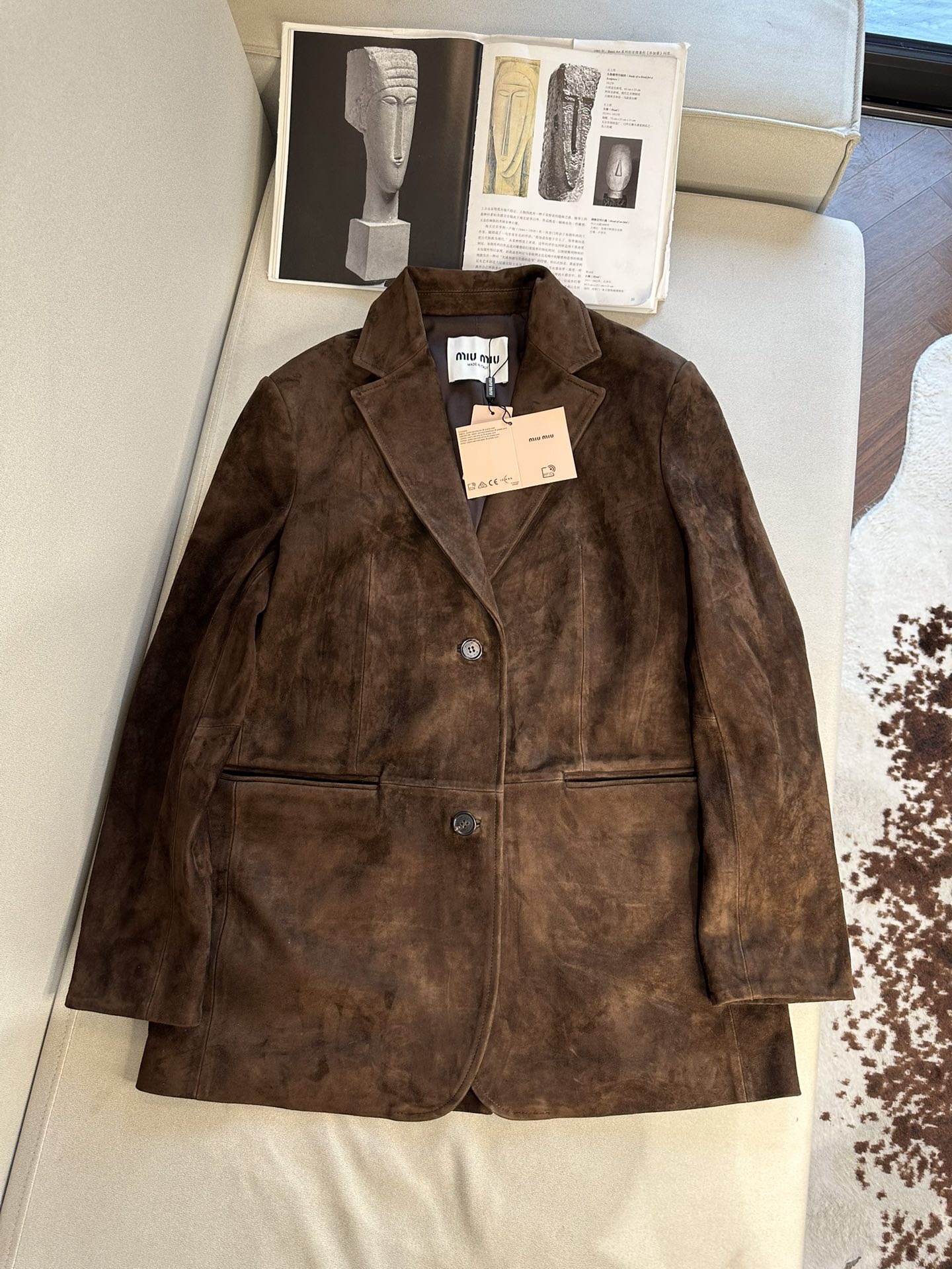 Куртка женская в стиле Miu Miu из натуральной замши коричневого цвета с классическим кроем