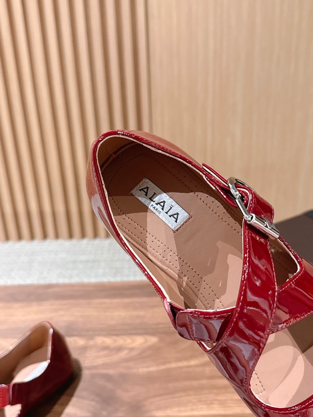Балетки женские в стиле Alaïa с ремешками красного цвета