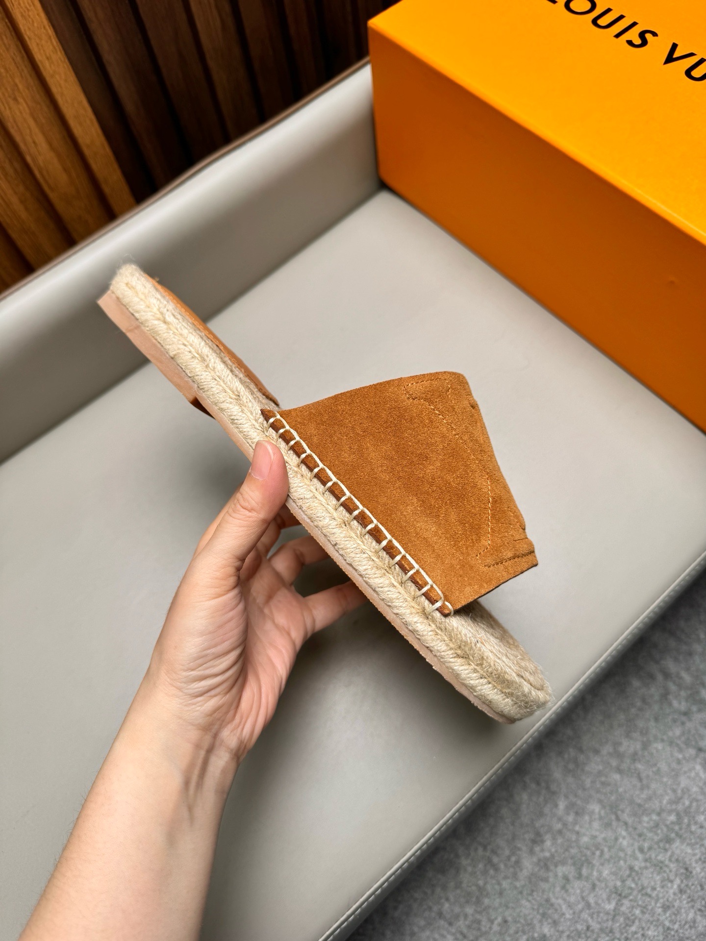 Шлёпанцы мужские в стиле Louis Vuitton из натуральной замши рыжего цвета