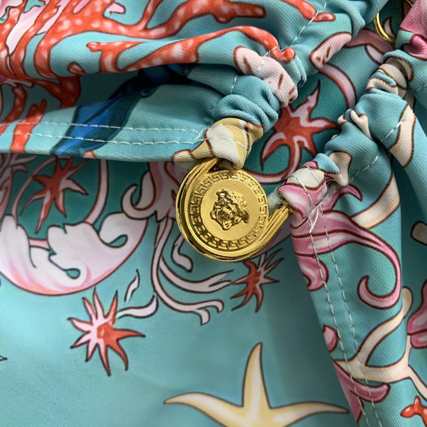 Купальник слитный женский в стиле Versace из эластичной ткани бирюзового цвета с принтом и декоративной фурнитурой