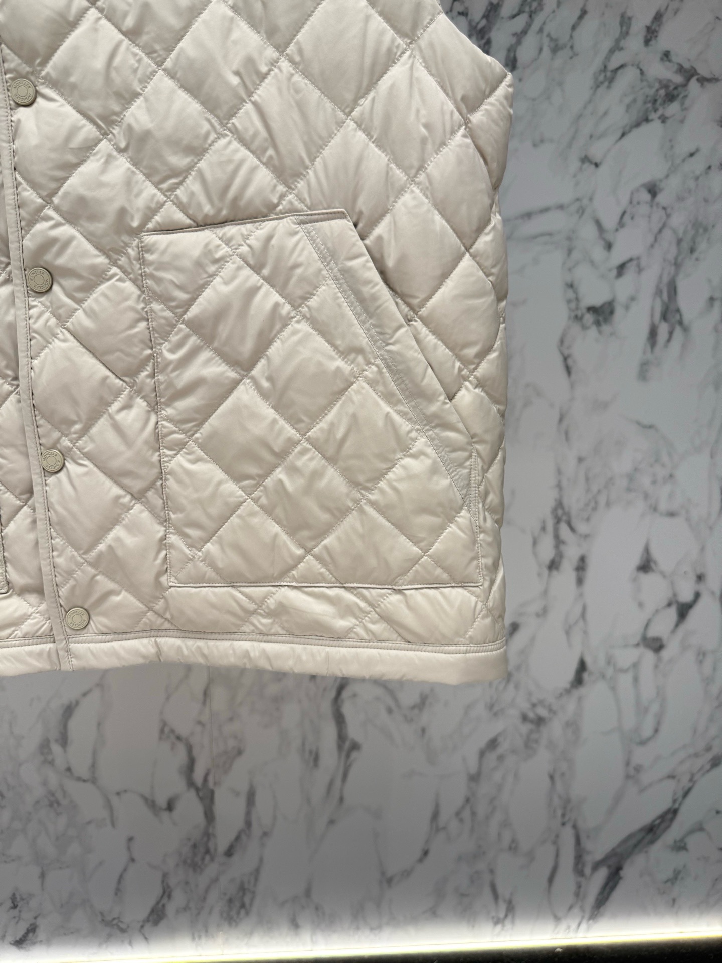 Жилет мужской Moncler Lycope белого цвета с ромбовидной стёжкой и натуральным пухом