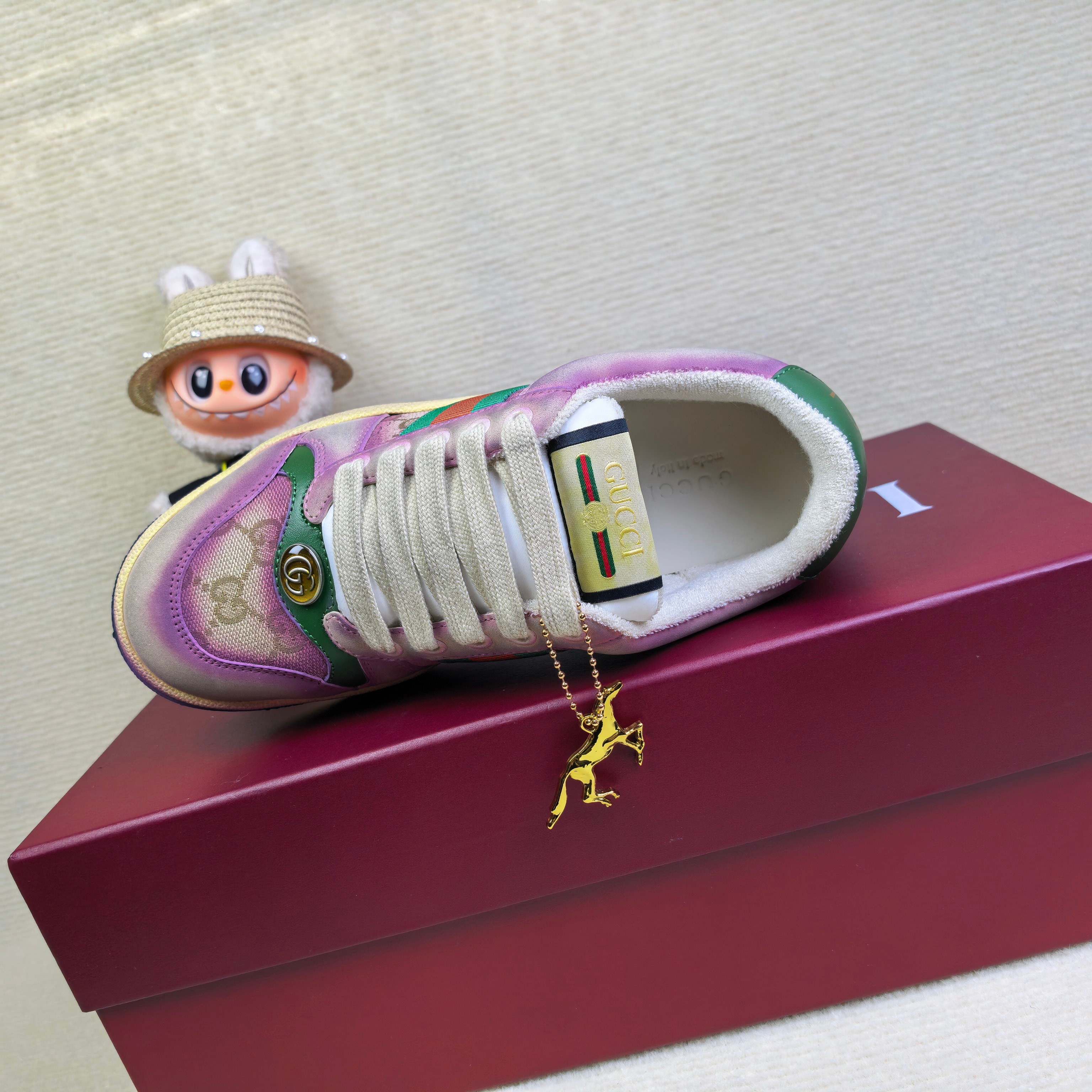 Кроссовки унисекс в стиле Gucci с градиентным переливом и декоративной подвеской