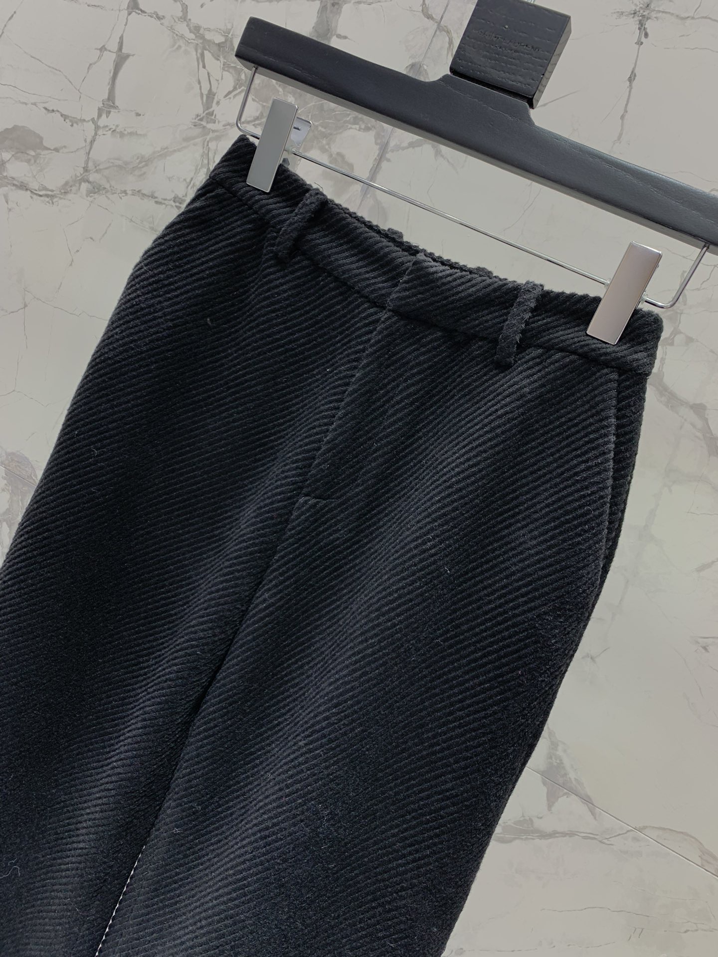 Брюки женские в стиле Saint Laurent из текстурной ткани чёрного цвета цвета с широким силуэтом