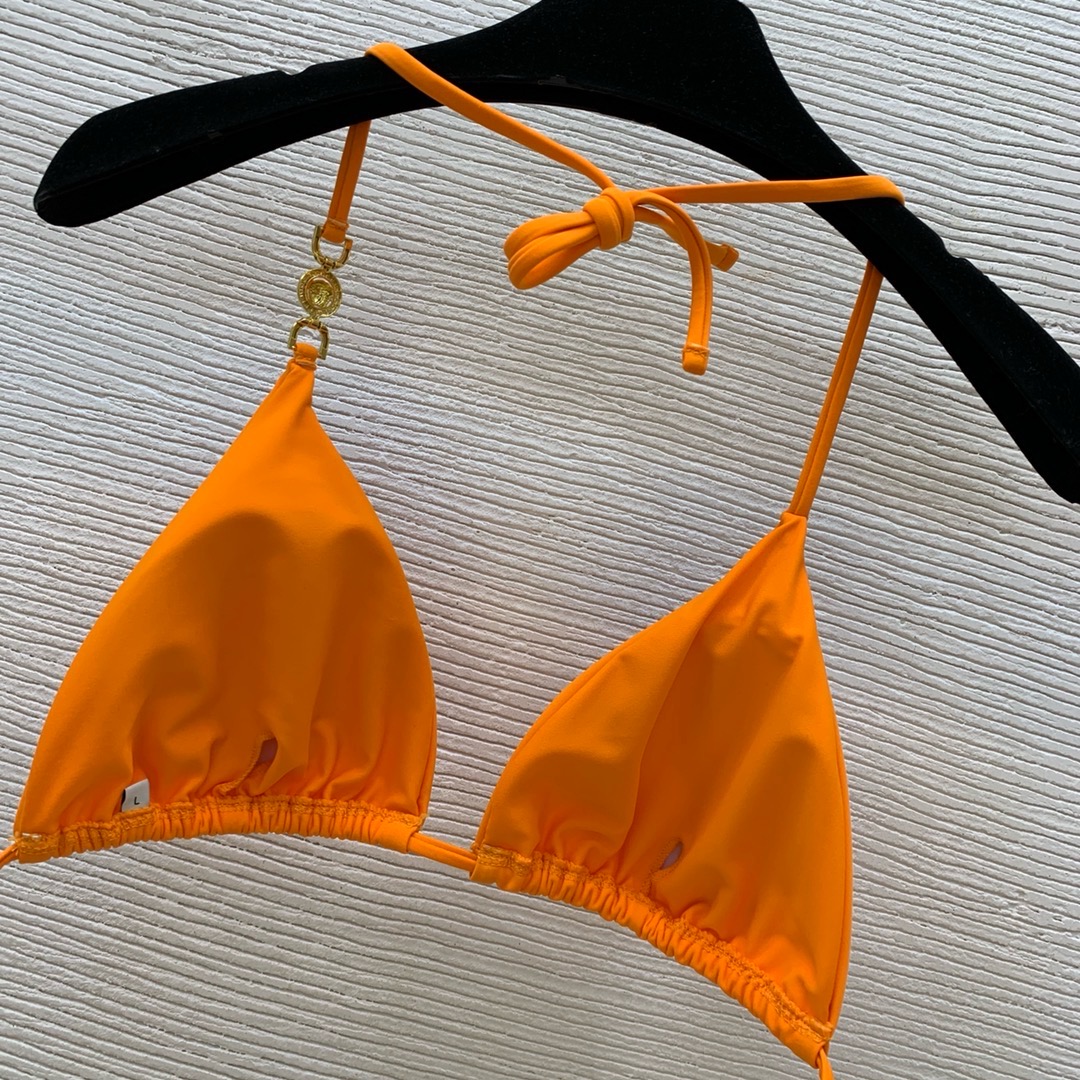 Купальник женский в стиле Versace оранжевого цвета с декоративной фурнитурой