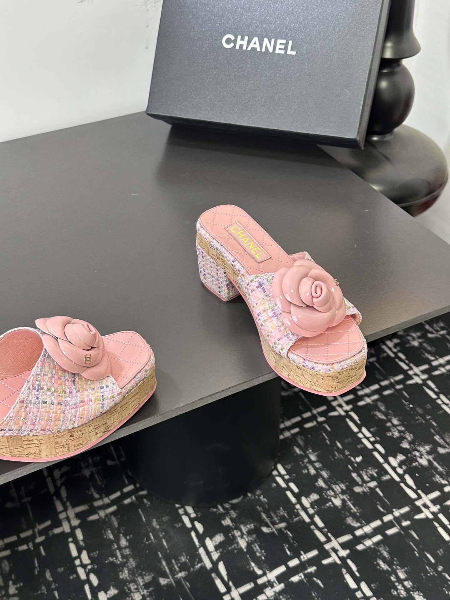 Мюли женские в стиле Chanel с цветком камелии розового цвета