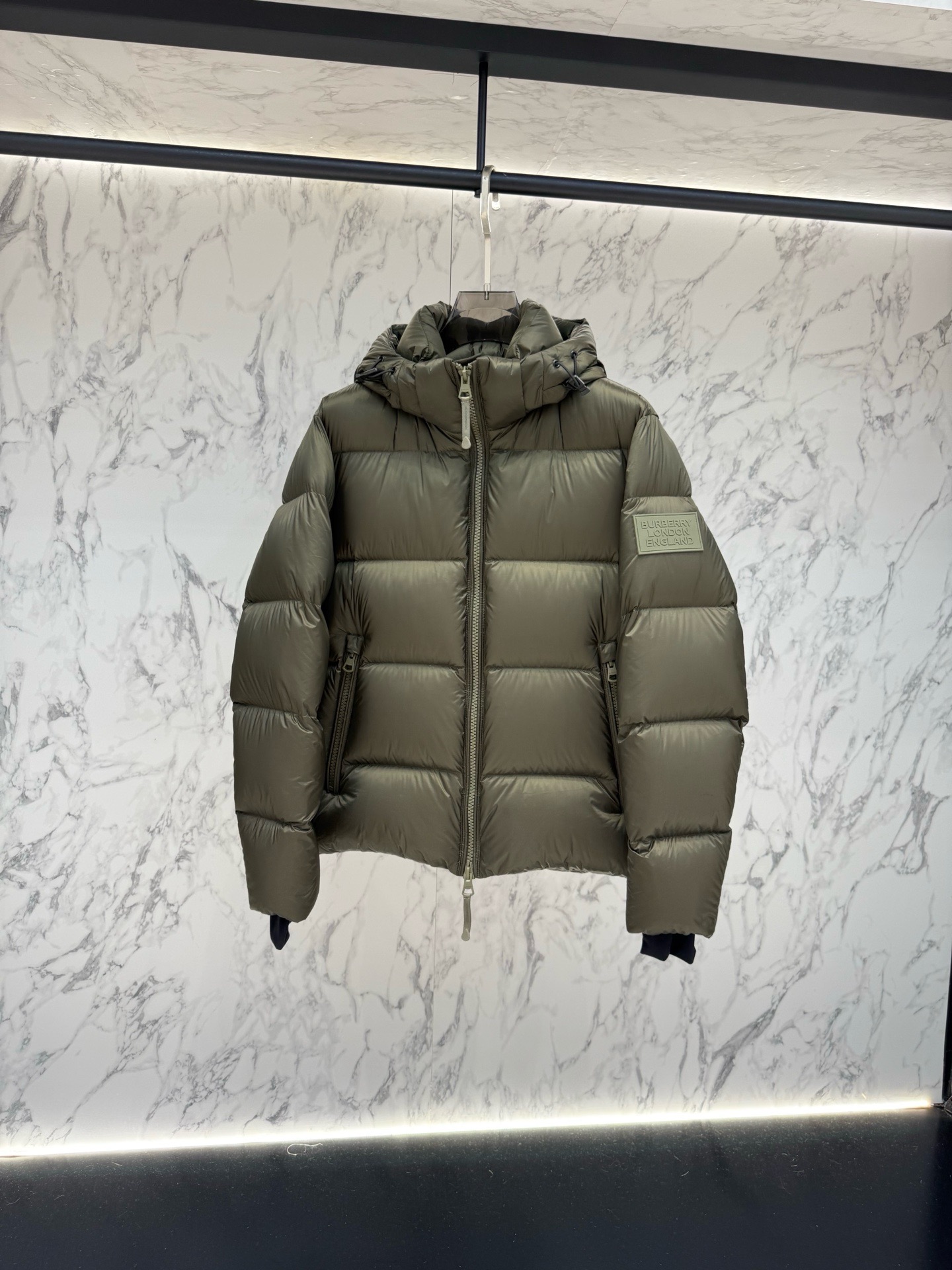 Пуховик мужской Burberry цвета хаки с капюшоном и натуральным пухом