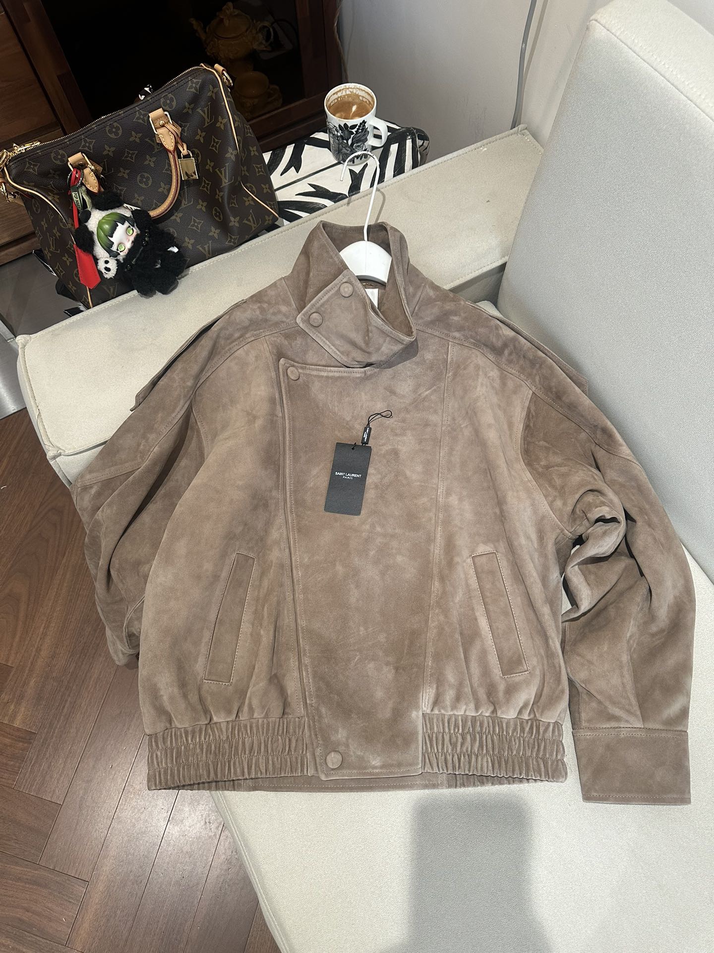 Куртка женская в стиле Saint Laurent из натуральной замши бежевого цвета укороченная с косой застёжкой