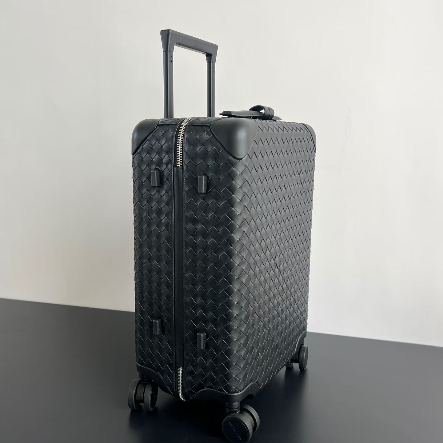 Чемодан для ручной клади в стиле Bottega Veneta из плетёной натуральной кожи чёрного цвета