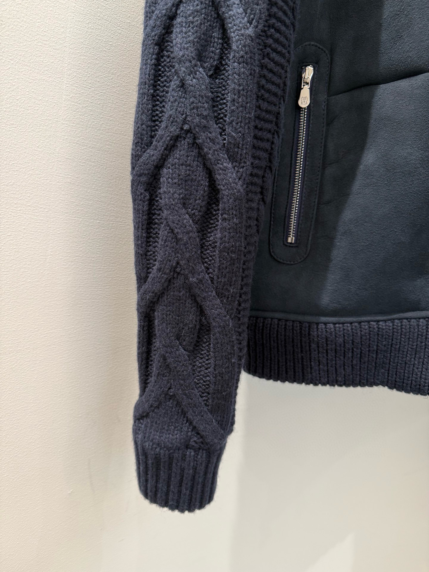 Куртка мужская в стиле Brunello Cucinelli из овчины с вязанными шерстяными рукавами тёмно-синего цвета