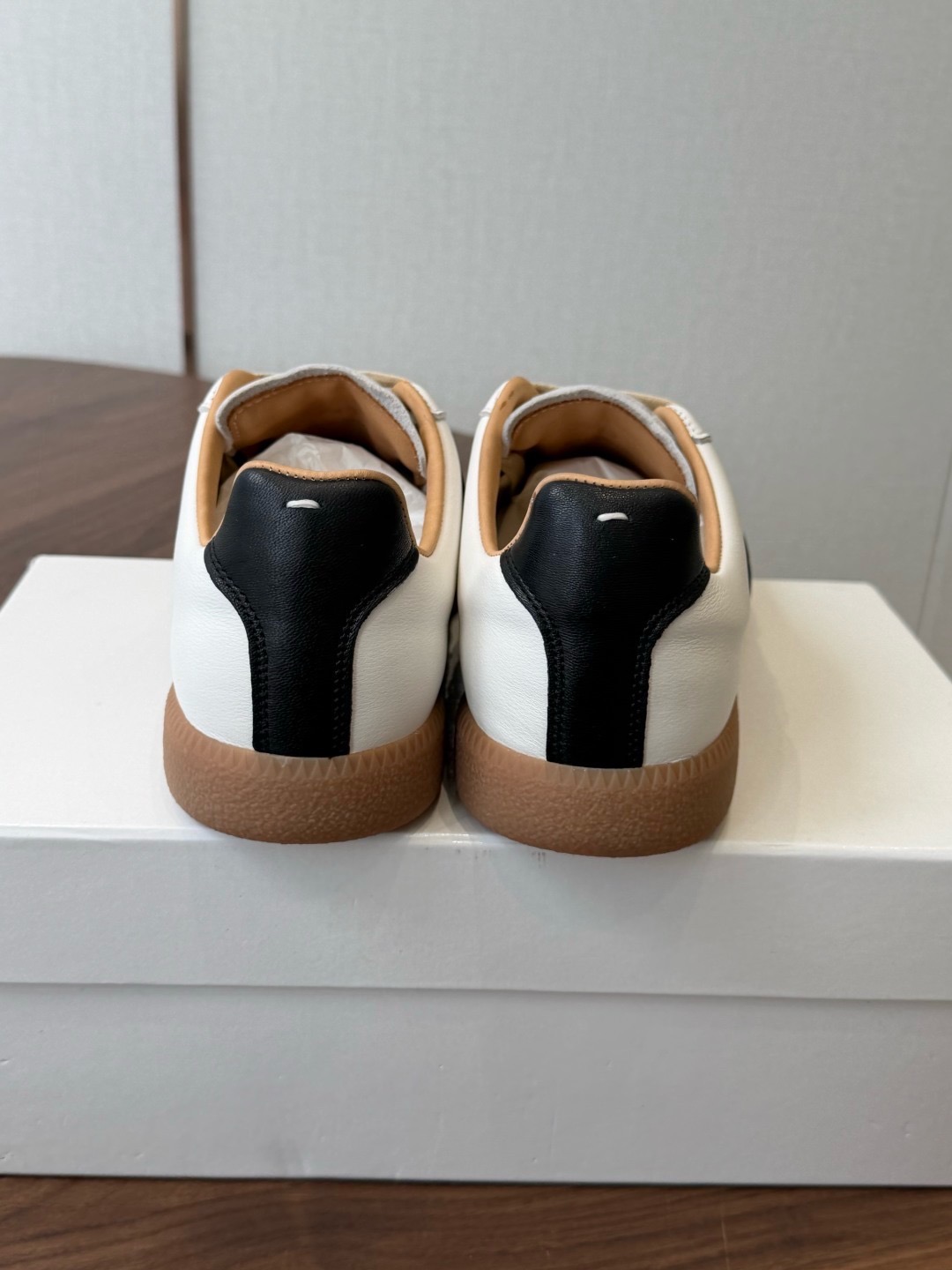 Кроссовки Maison Margiela Replica бело-серого цвета с чёрной вставкой