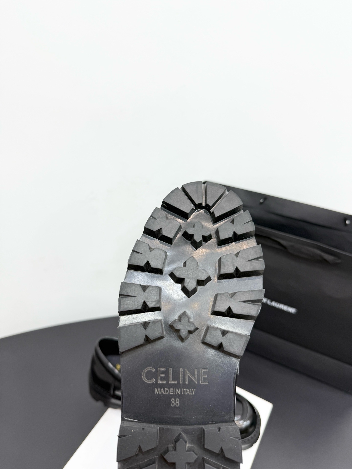 Лоферы женские в стиле Celine Triomphe из натуральной кожи черного цвета